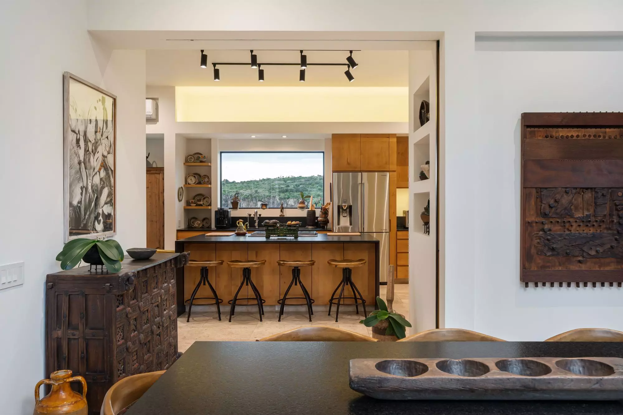 Mirador del Charco — Rinconada de Los Balcones, San Miguel de Allende — photo 15 — sophisticated open-concept kitchen with panoramic views