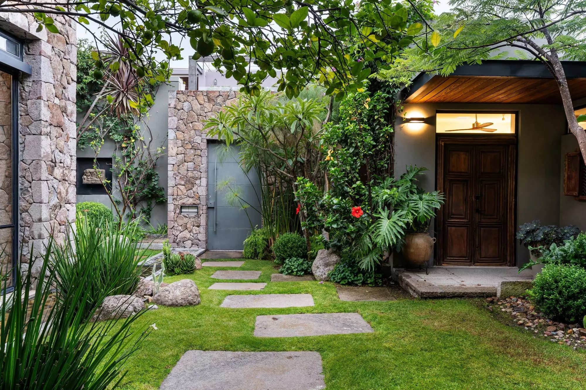 Mirador del Charco — Rinconada de Los Balcones, San Miguel de Allende — photo 3 — serene courtyard, lush tropical garden sanctuary