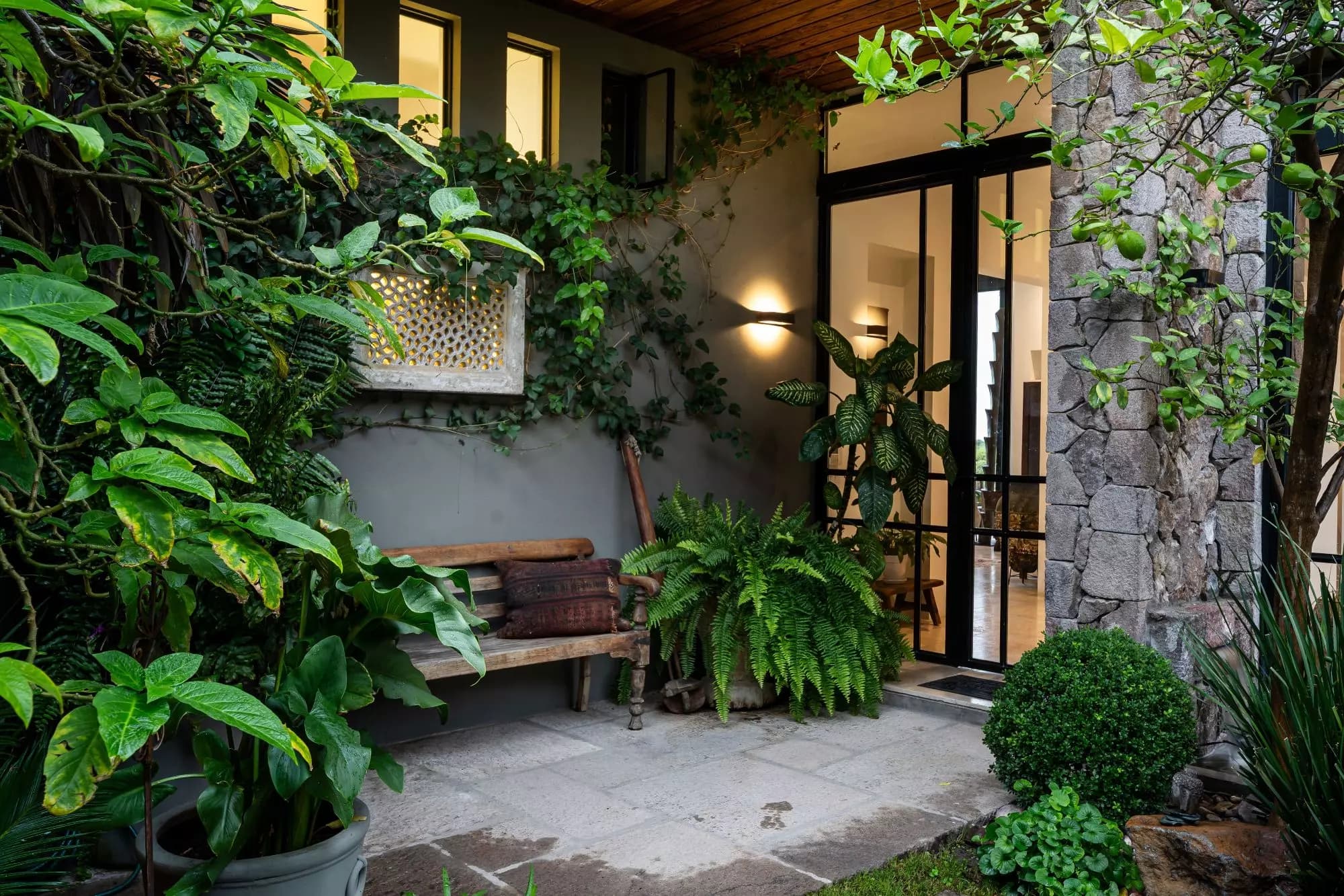 Mirador del Charco — Rinconada de Los Balcones, San Miguel de Allende — photo 5 — verdant courtyard with intimate evening ambiance