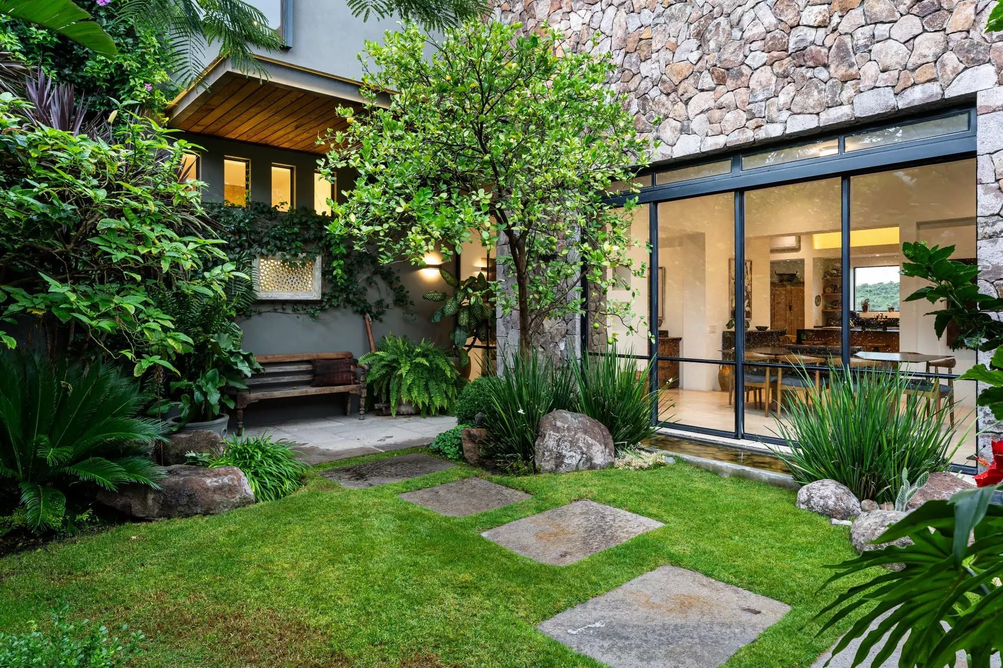Mirador del Charco — Rinconada de Los Balcones, San Miguel de Allende — photo 4 — serene courtyard oasis, contemporary elegance
