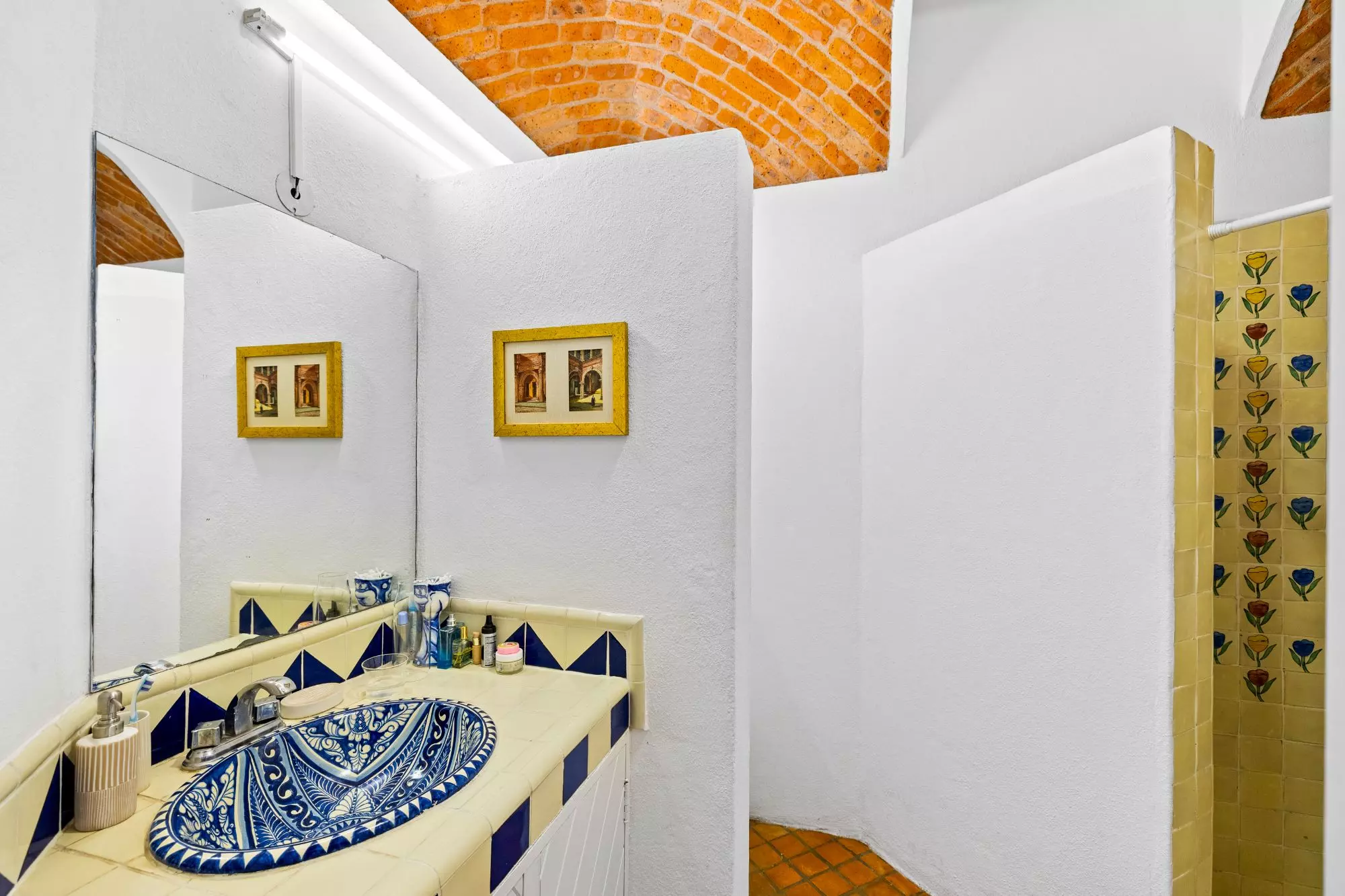 Casa del Foro — Balcones, San Miguel de Allende — photo 24 — artisanal bathroom with soaring brick ceilings