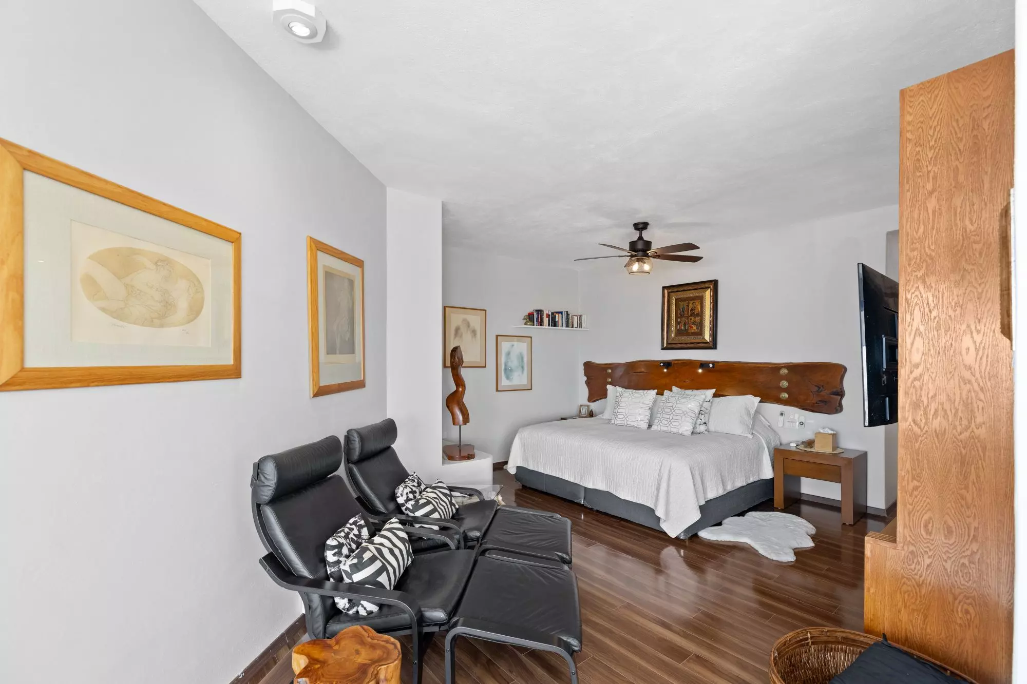 Casa del Foro — Balcones, San Miguel de Allende — photo 25 — sophisticated master suite with elegant furnishings