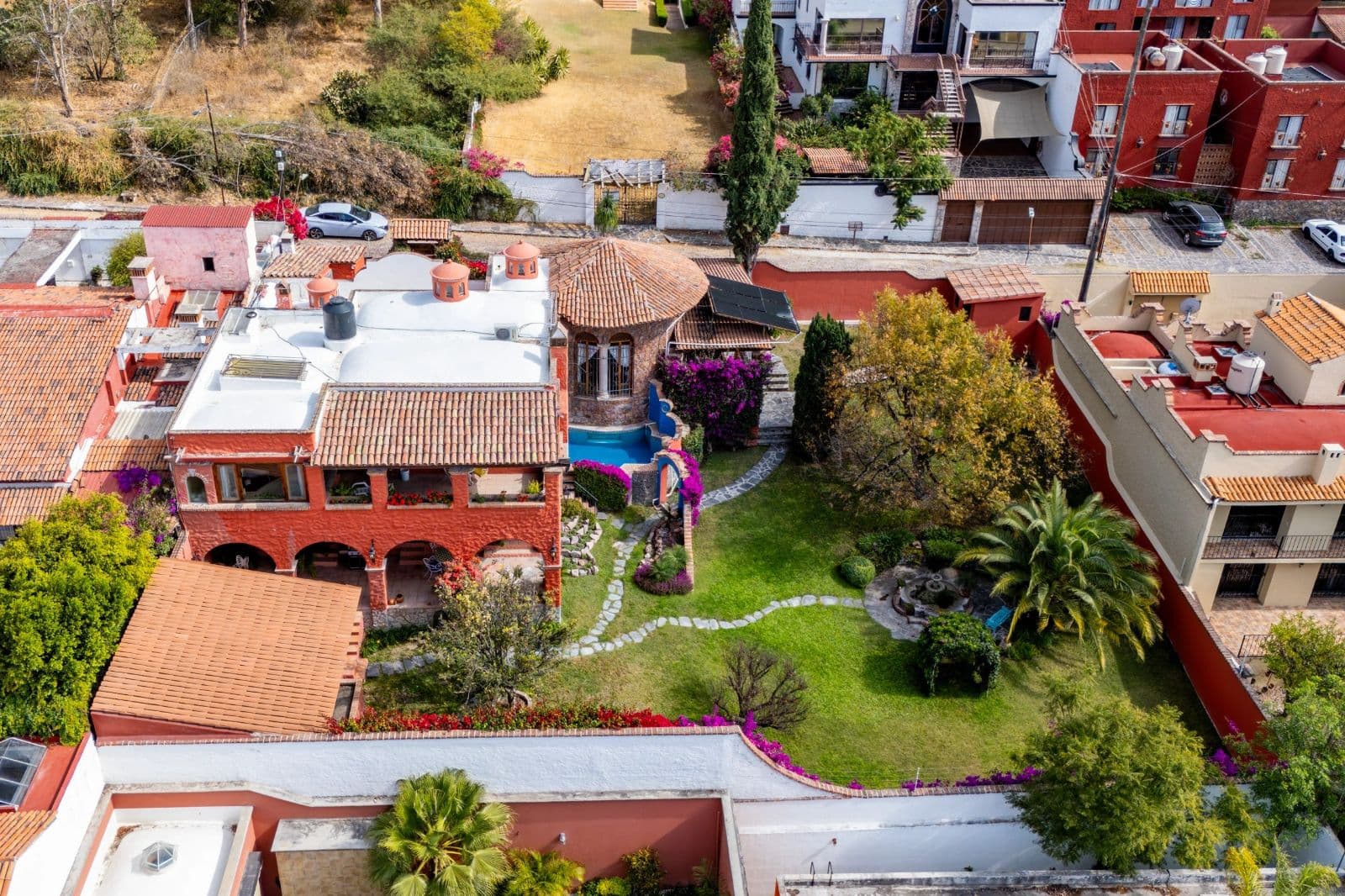 Casa Savia | A Private Garden Sanctuary in Los Frailes — Villa de los Frailes, San Miguel de Allende — photo 3 — verdant oasis with colonial charm