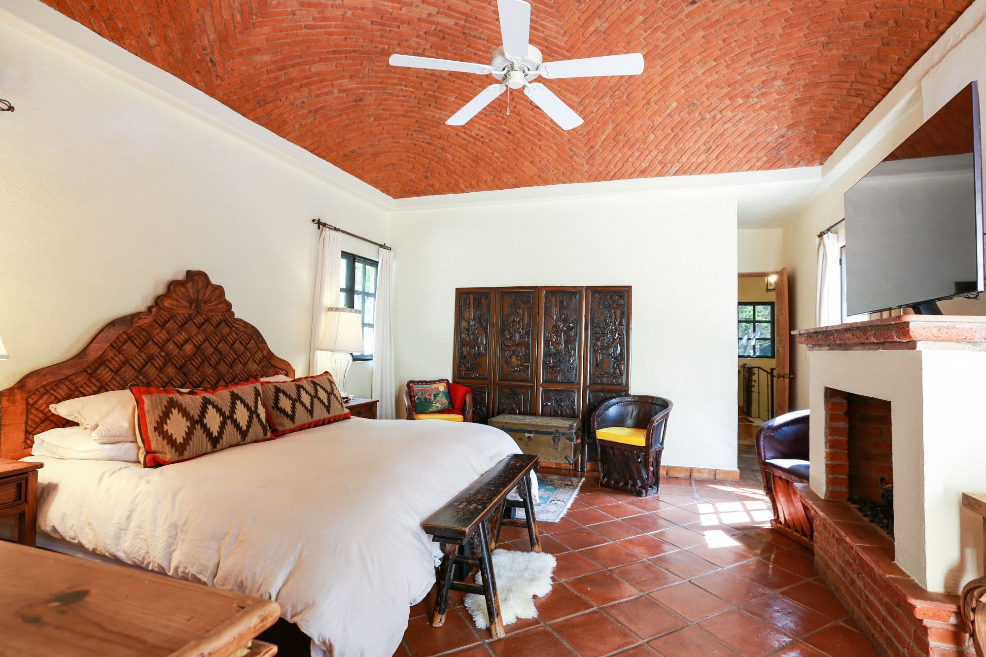 Casa Baeza — San Miguel de Allende Centro, San Miguel de Allende — photo 8 — rustic-elegant master suite, soaring ceilings