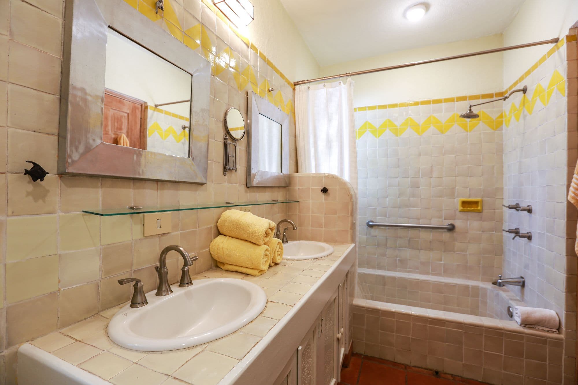 Casa Baeza — San Miguel de Allende Centro, San Miguel de Allende — photo 9 — charming vintage bathroom, cheerful accents