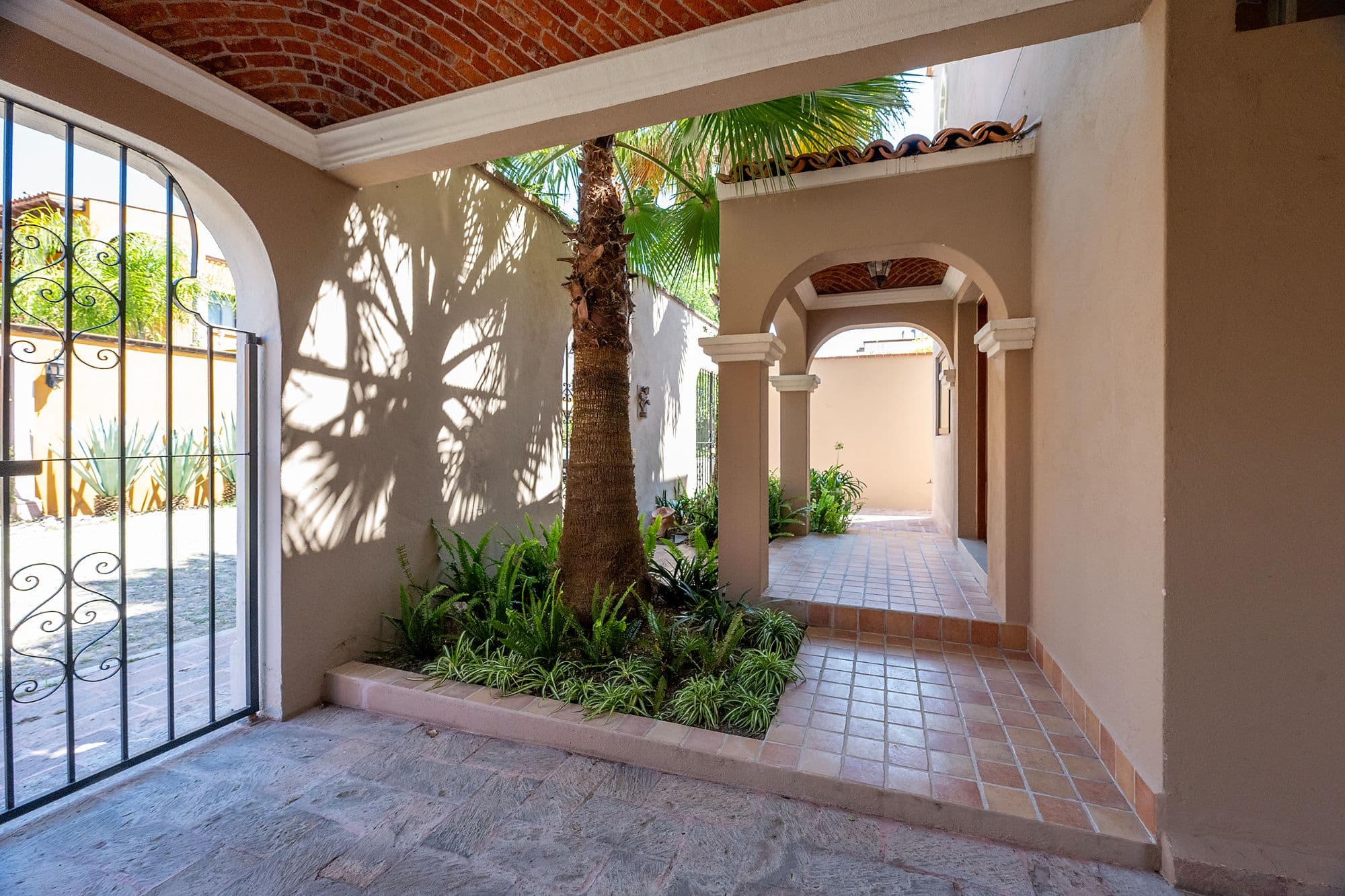 Casa Fuente — Atascadero (Arcos de San Miguel), San Miguel de Allende — photo 2 — sunlit colonial courtyard with graceful arches