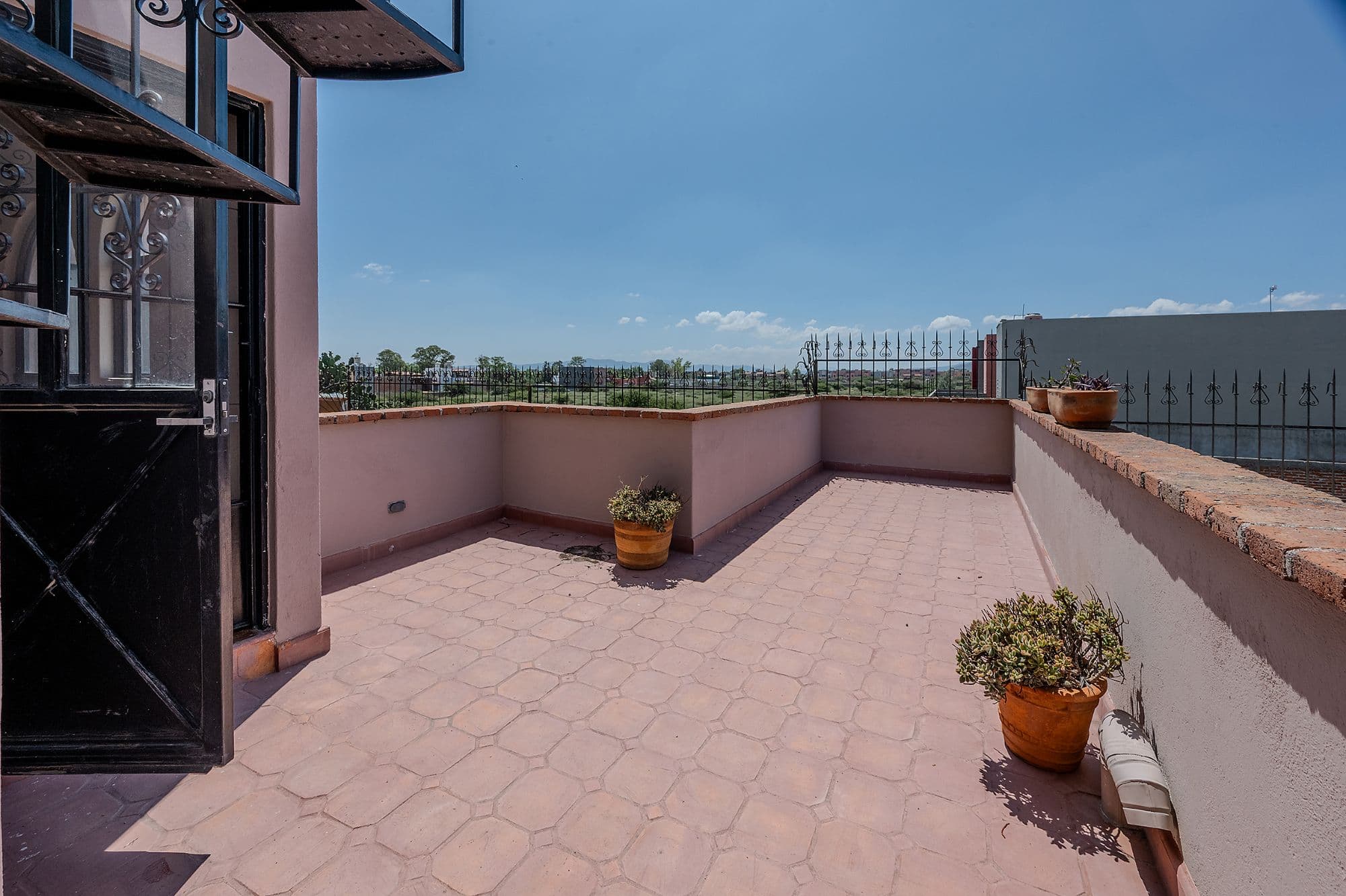 Casa Fuente — Atascadero (Arcos de San Miguel), San Miguel de Allende — photo 13 — expansive rooftop terrace with mountain views