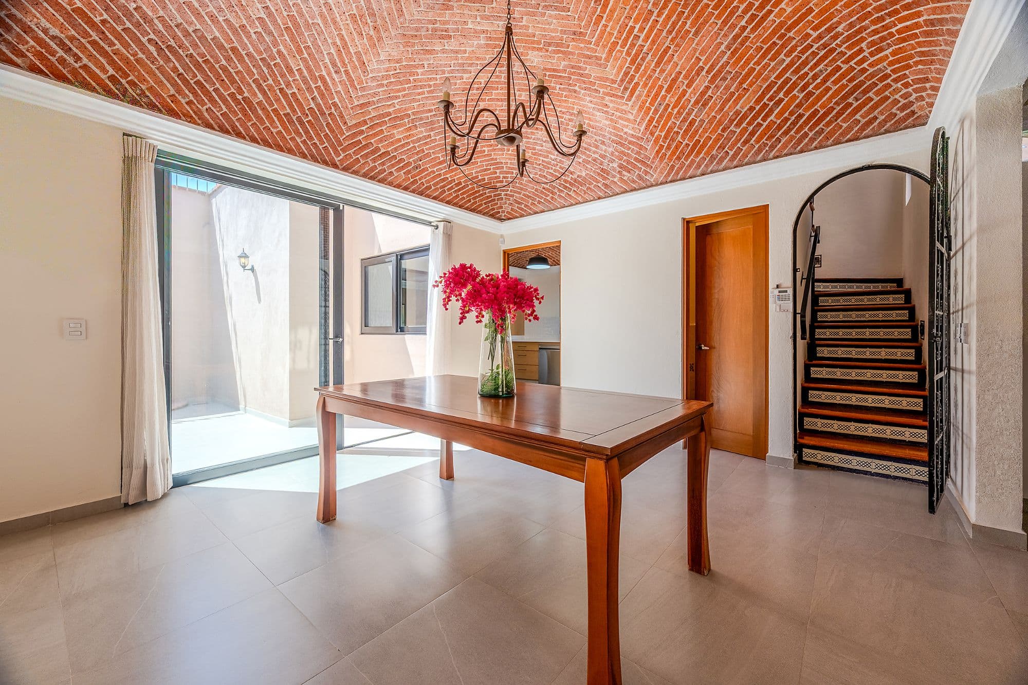 Casa Fuente — Atascadero (Arcos de San Miguel), San Miguel de Allende — photo 5 — soaring brick vaults, radiant natural light