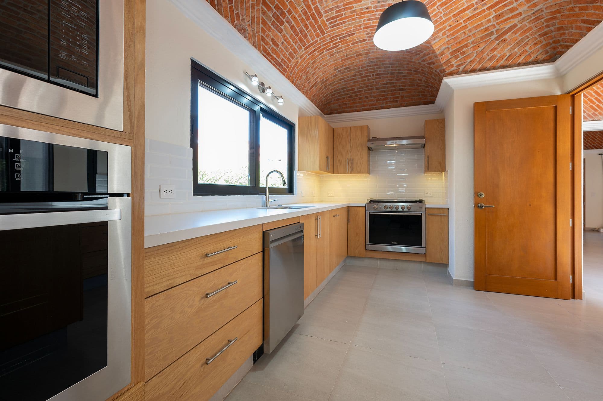 Casa Fuente — Atascadero (Arcos de San Miguel), San Miguel de Allende — photo 7 — contemporary kitchen with soaring brick ceilings