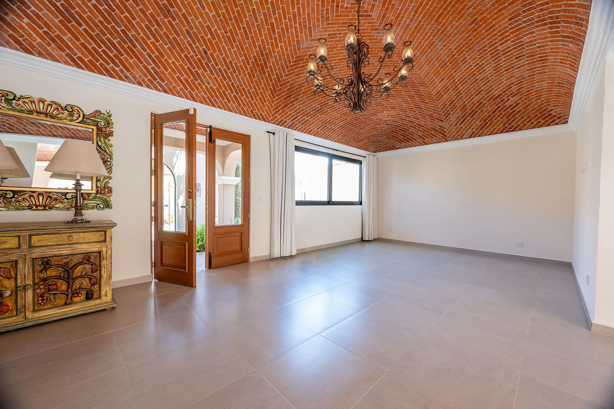 Casa Fuente — Atascadero (Arcos de San Miguel), San Miguel de Allende — photo 3 — elegant brick vaulted living space