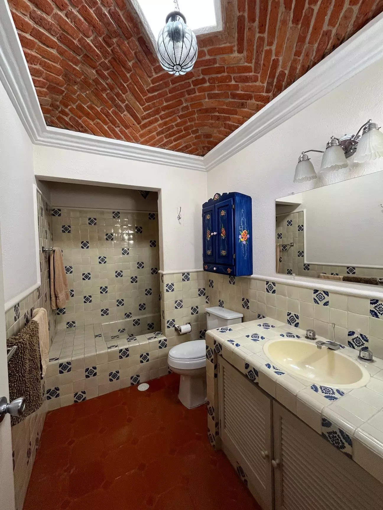 Casa Fuente — Atascadero (Arcos de San Miguel), San Miguel de Allende — photo 10 — charming colonial bathroom with exposed brick