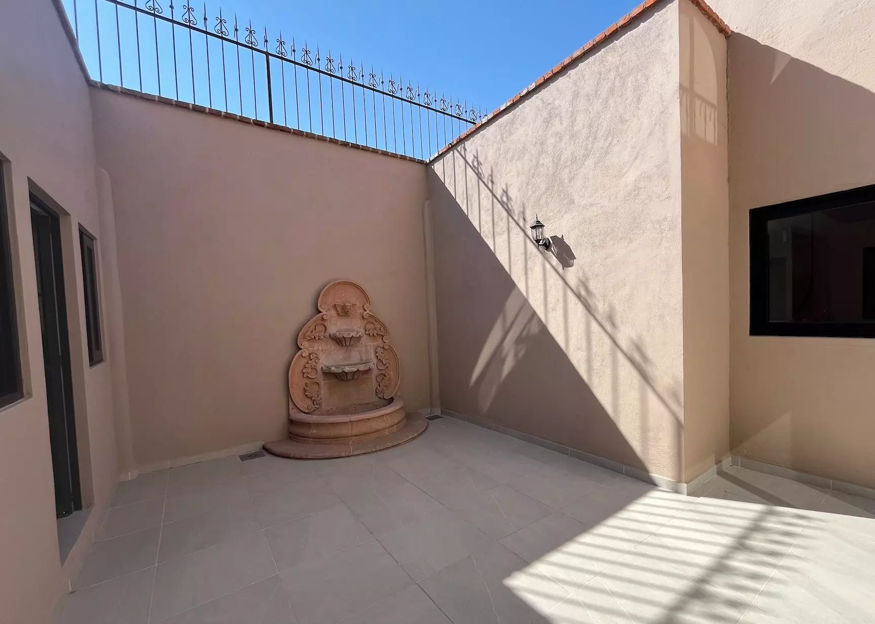 Casa Fuente — Atascadero (Arcos de San Miguel), San Miguel de Allende — photo 8 — sun-drenched courtyard with architectural charm