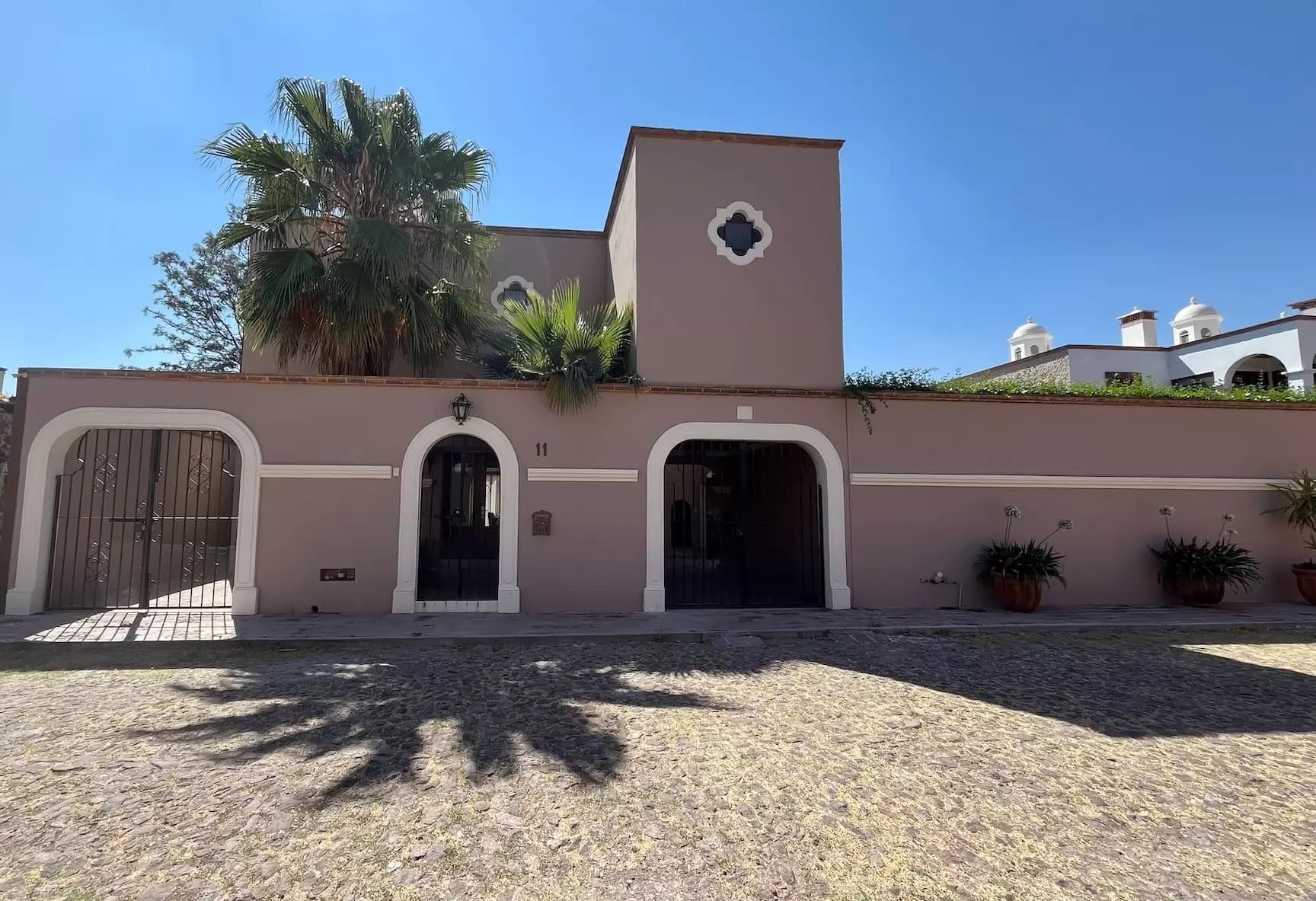 Casa Fuente — Atascadero (Arcos de San Miguel), San Miguel de Allende — photo 2 — charming colonial hacienda courtyard entrance