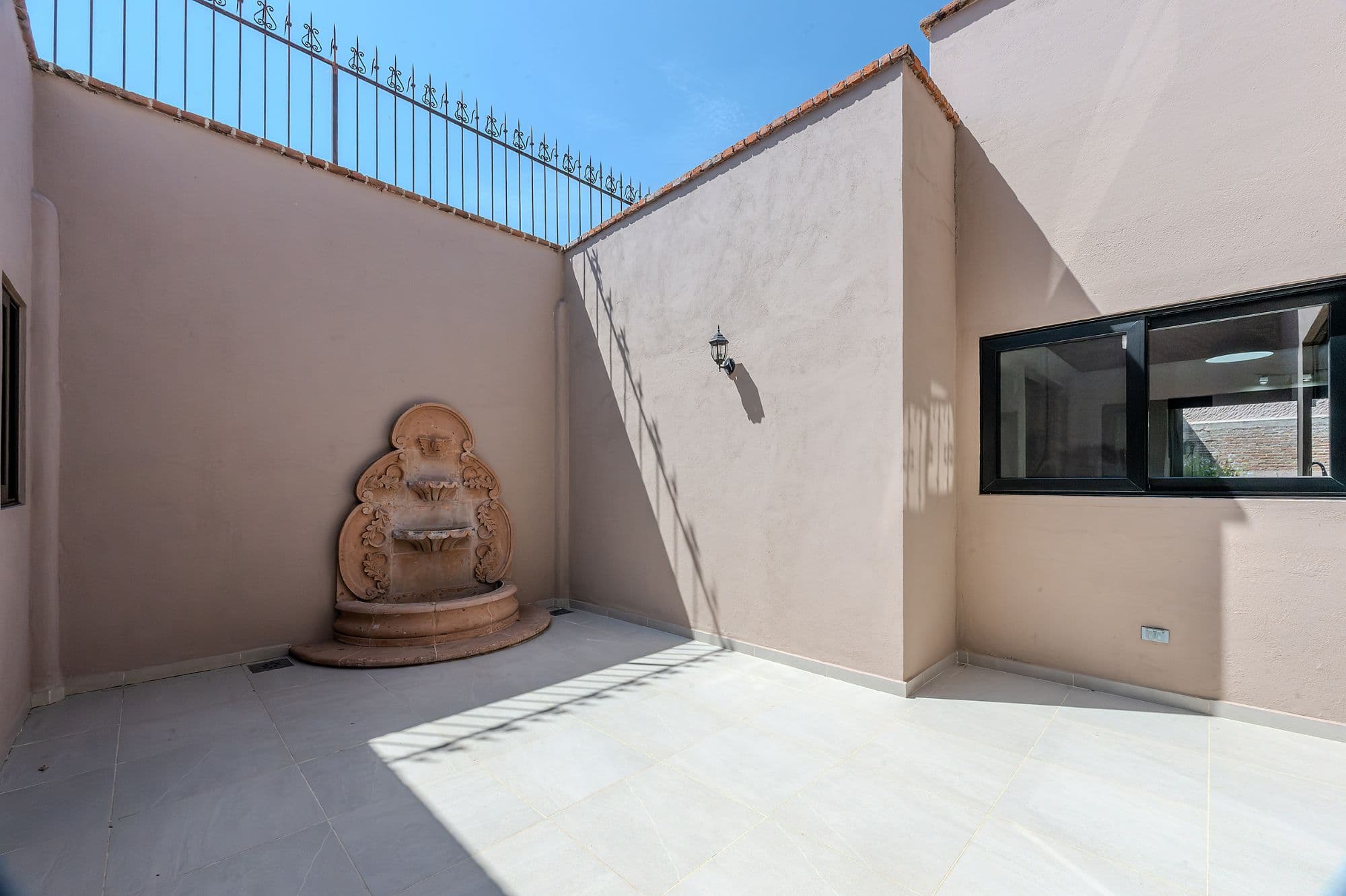 Casa Fuente — Atascadero (Arcos de San Miguel), San Miguel de Allende — photo 6 — serene rooftop terrace with sculptural charm