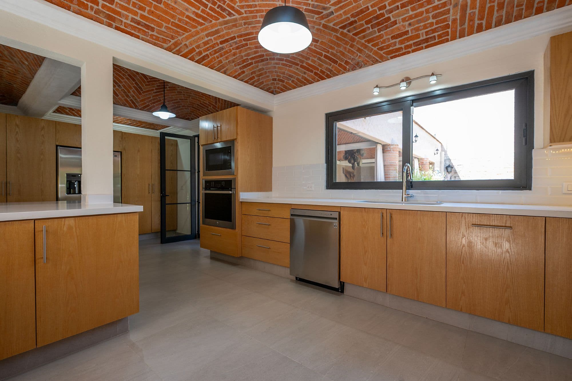 Casa Fuente — Atascadero (Arcos de San Miguel), San Miguel de Allende — photo 8 — rustic-modern kitchen with soaring brick ceilings