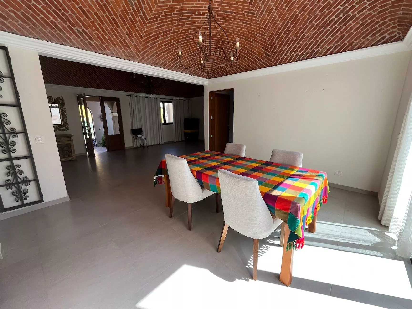 Casa Fuente — Atascadero (Arcos de San Miguel), San Miguel de Allende — photo 4 — luminous entertaining space, architectural brick ceiling