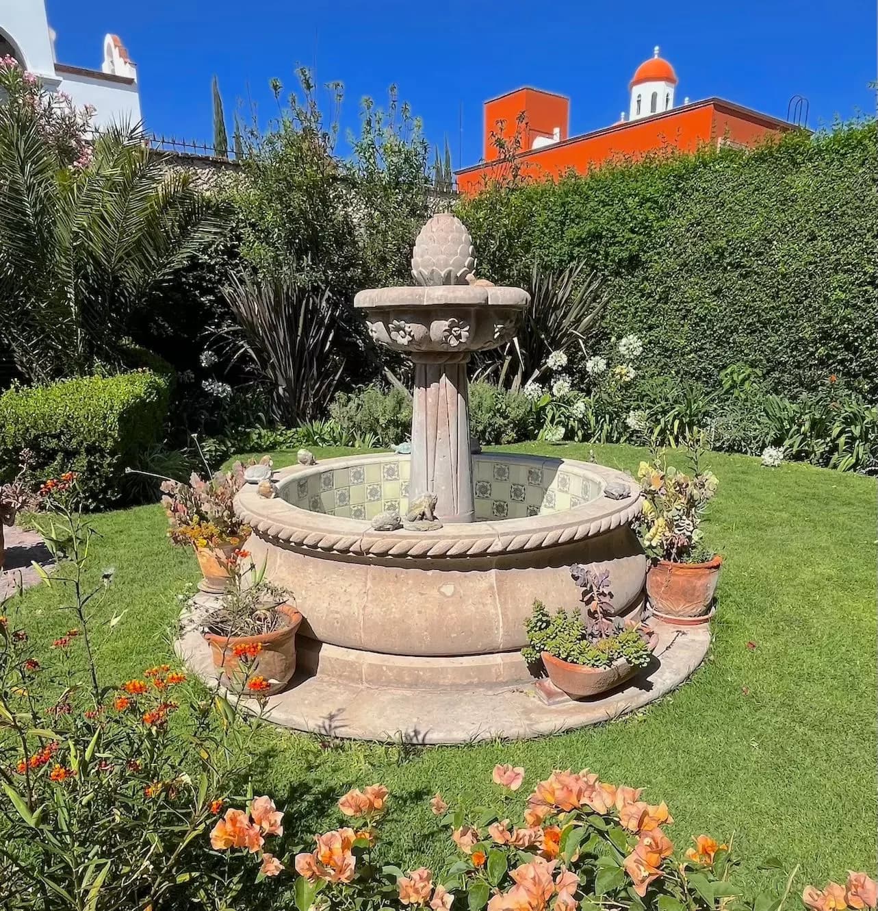Casa Fuente — Atascadero (Arcos de San Miguel), San Miguel de Allende — photo 12 — enchanting courtyard fountain, verdant gardens
