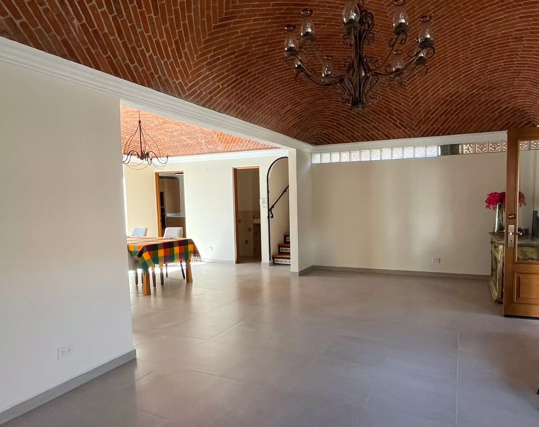 Casa Fuente — Atascadero (Arcos de San Miguel), San Miguel de Allende — photo 3 — soaring brick vaults, luminous open living