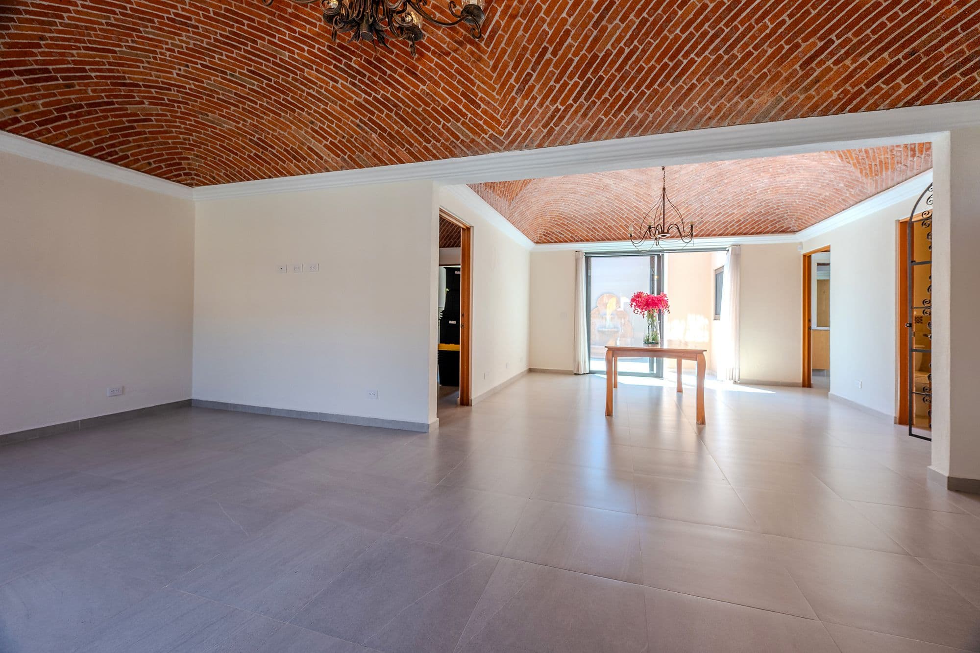 Casa Fuente — Atascadero (Arcos de San Miguel), San Miguel de Allende — photo 4 — luminous open-concept space, soaring brick ceilings
