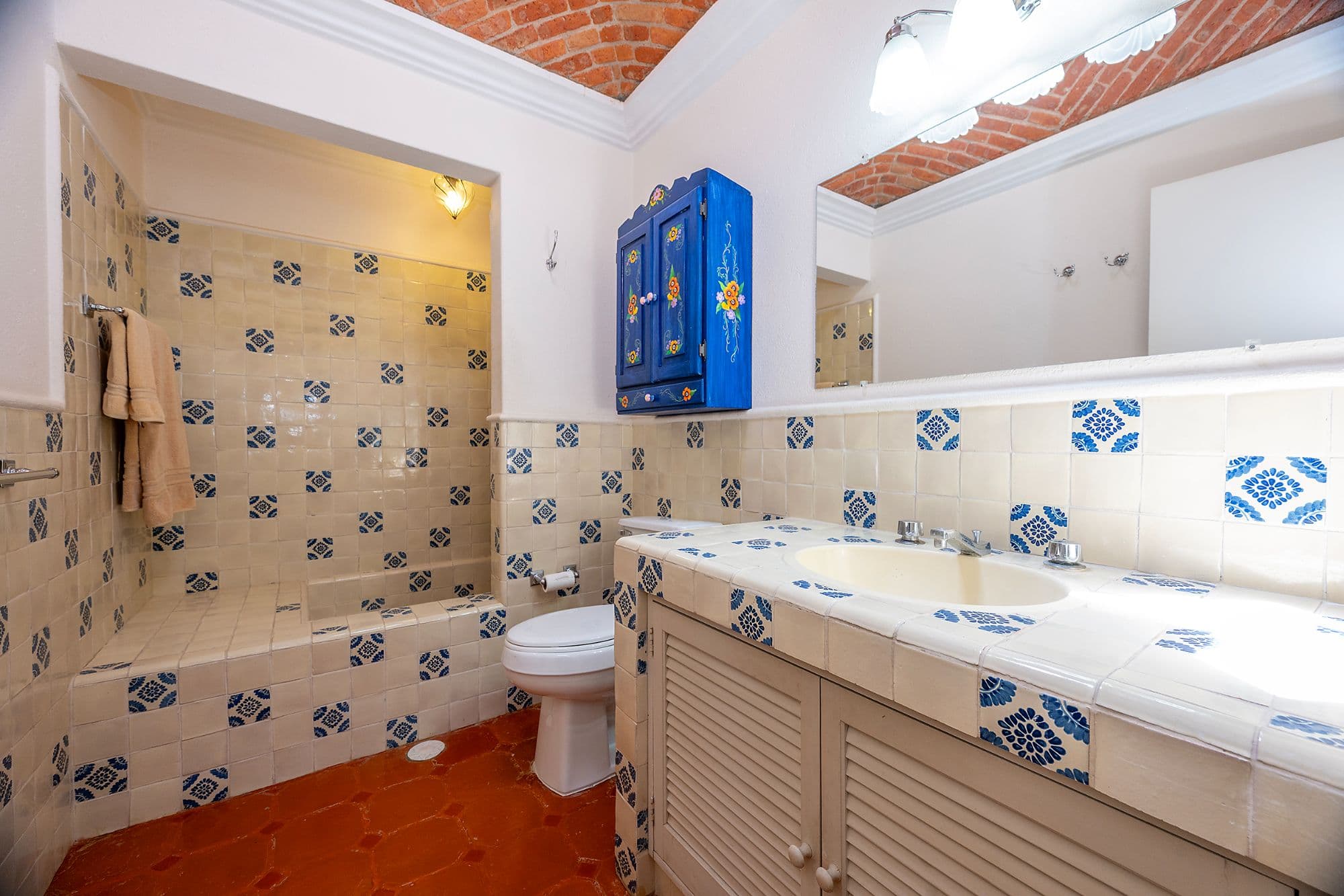 Casa Fuente — Atascadero (Arcos de San Miguel), San Miguel de Allende — photo 12 — vibrant artisanal bathroom with soaring skylights