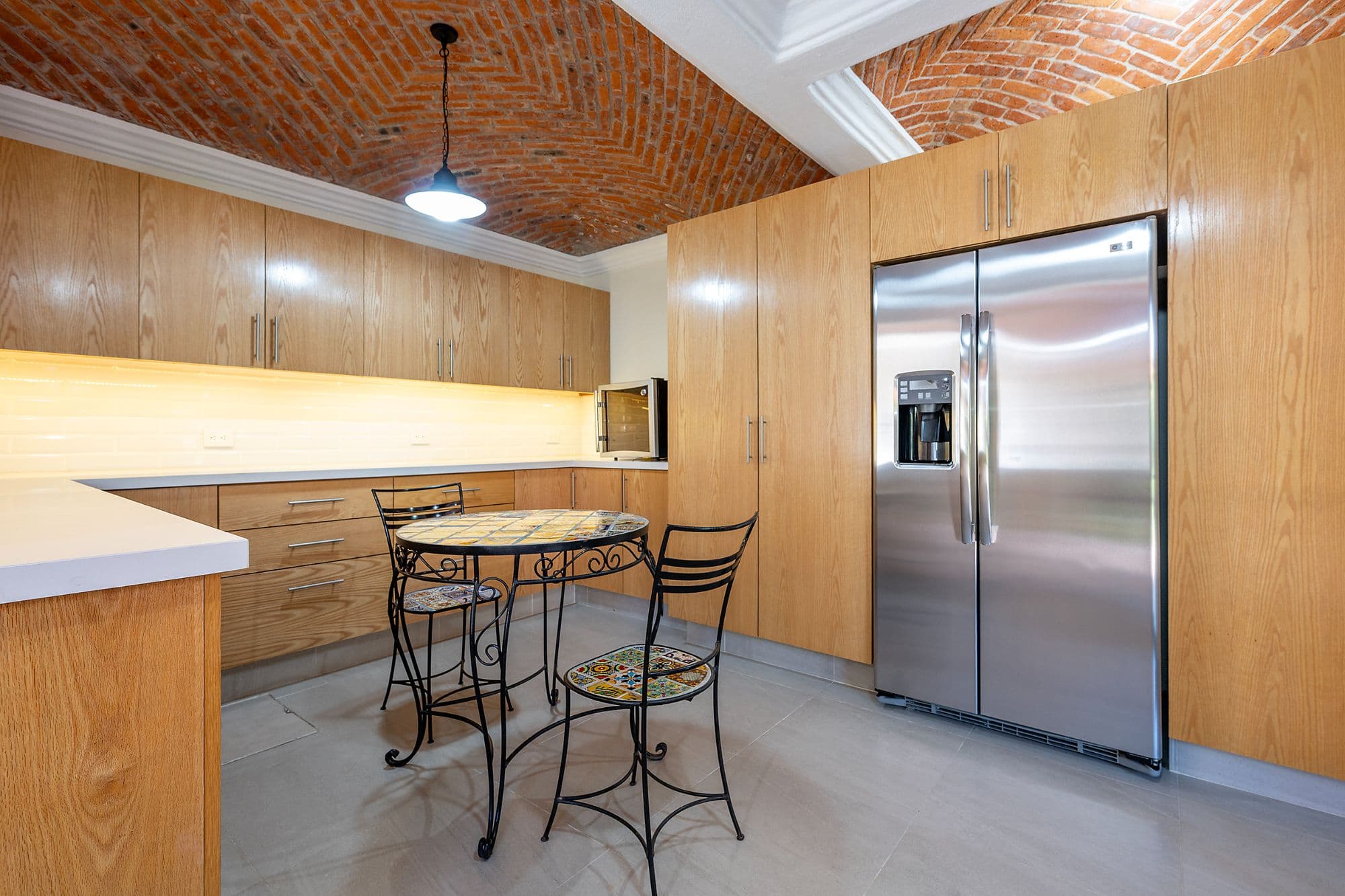Casa Fuente — Atascadero (Arcos de San Miguel), San Miguel de Allende — photo 9 — contemporary chef's kitchen, soaring brick ceilings