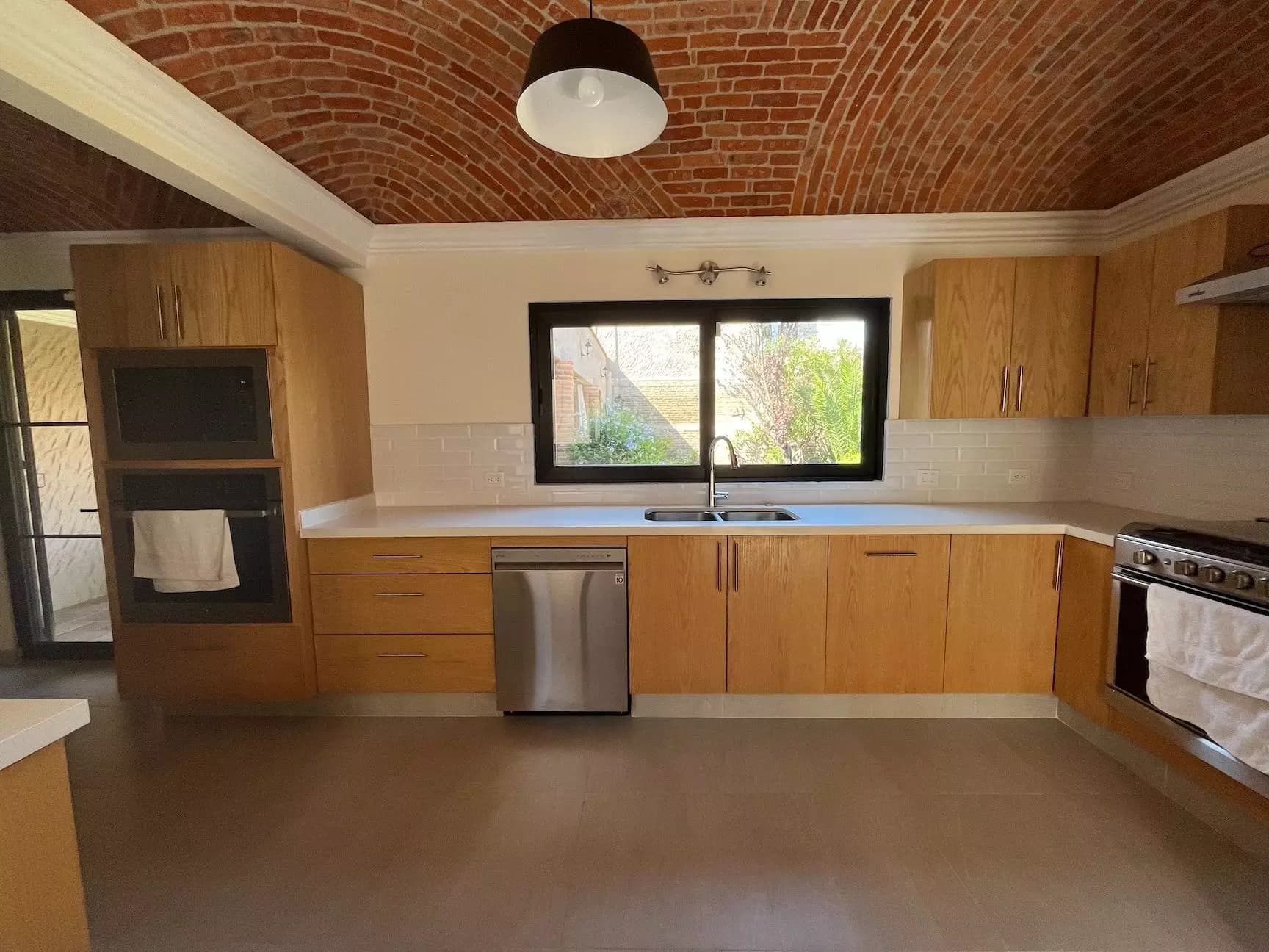 Casa Fuente — Atascadero (Arcos de San Miguel), San Miguel de Allende — photo 5 — contemporary kitchen with architectural charm