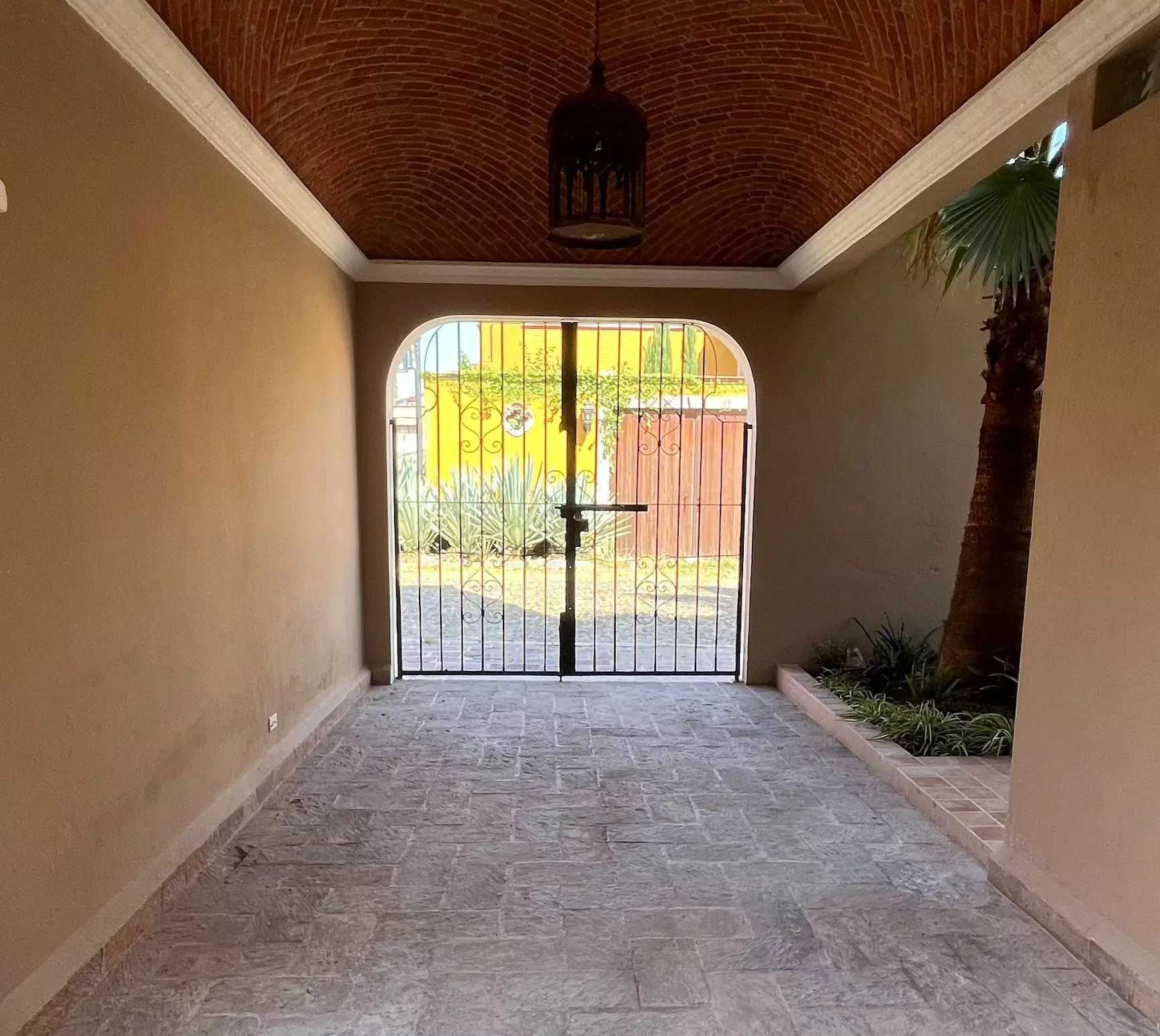 Casa Fuente — Atascadero (Arcos de San Miguel), San Miguel de Allende — photo 16 — luminous covered patio, architectural charm