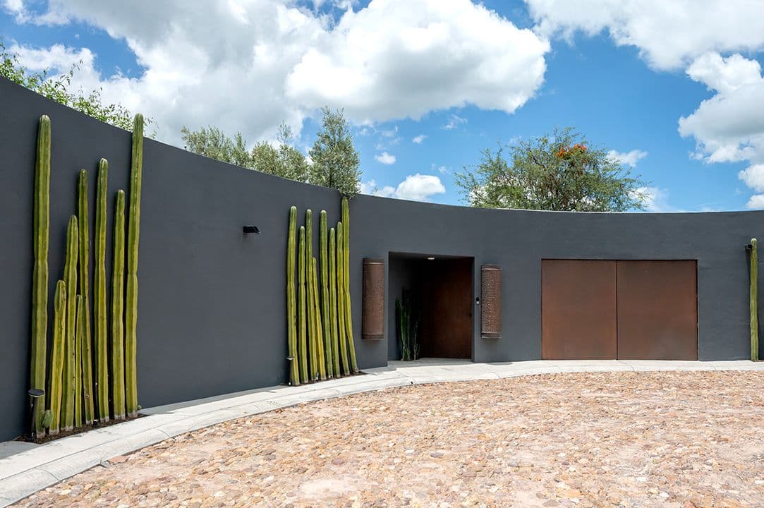 CASA SANCHEZ RENERO — Balcones, San Miguel de Allende — photo 3 — contemporary architectural elegance with desert landscaping
