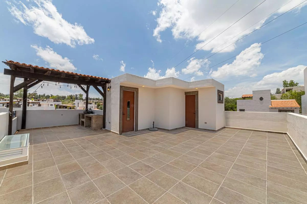 Casa Atardecer — Antigua Residencial, San Miguel de Allende — photo 17 — expansive rooftop with mountain vistas