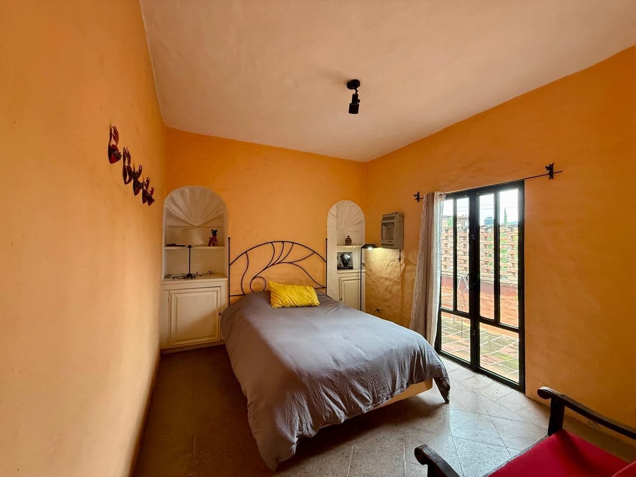VENTA DEPARTAMENTO 3 N GUADALUPE β Guadalupe, San Miguel de Allende β photo 6 β vibrant bedroom with terrace views