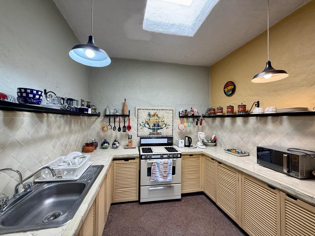 VENTA DEPARTAMENTO 3 N GUADALUPE β Guadalupe, San Miguel de Allende β photo 3 β charming traditional kitchen, abundant natural light