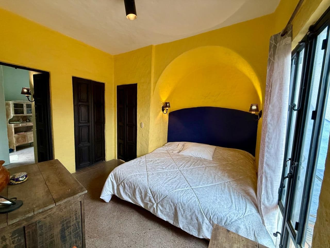 VENTA DEPARTAMENTO 3 N GUADALUPE β Guadalupe, San Miguel de Allende β photo 4 β vibrant master suite, architectural arched alcove
