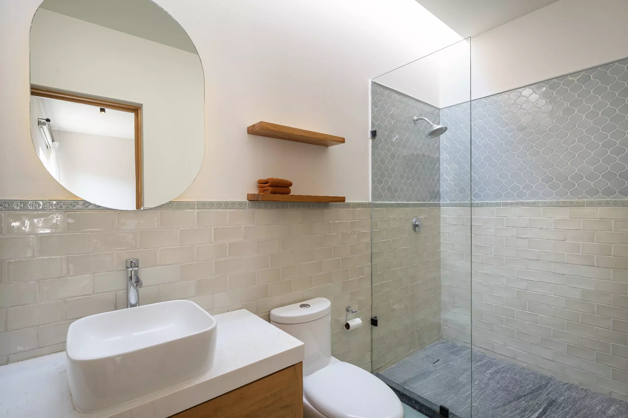 Casa Nómada — San Antonio, San Miguel de Allende — photo 18 — contemporary spa-inspired ensuite bathroom