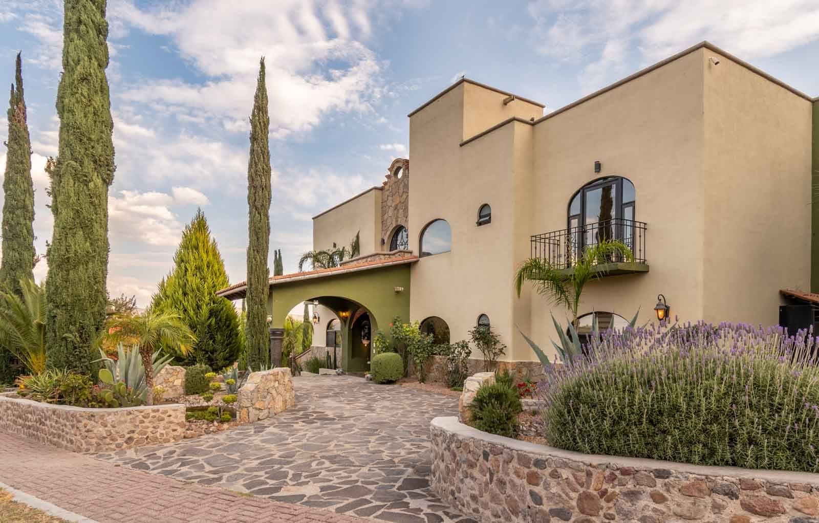 Casa Hacienda del Lago — Los Labradores, San Miguel de Allende — photo 3 — hacienda-style elegance, lavender-lined courtyards