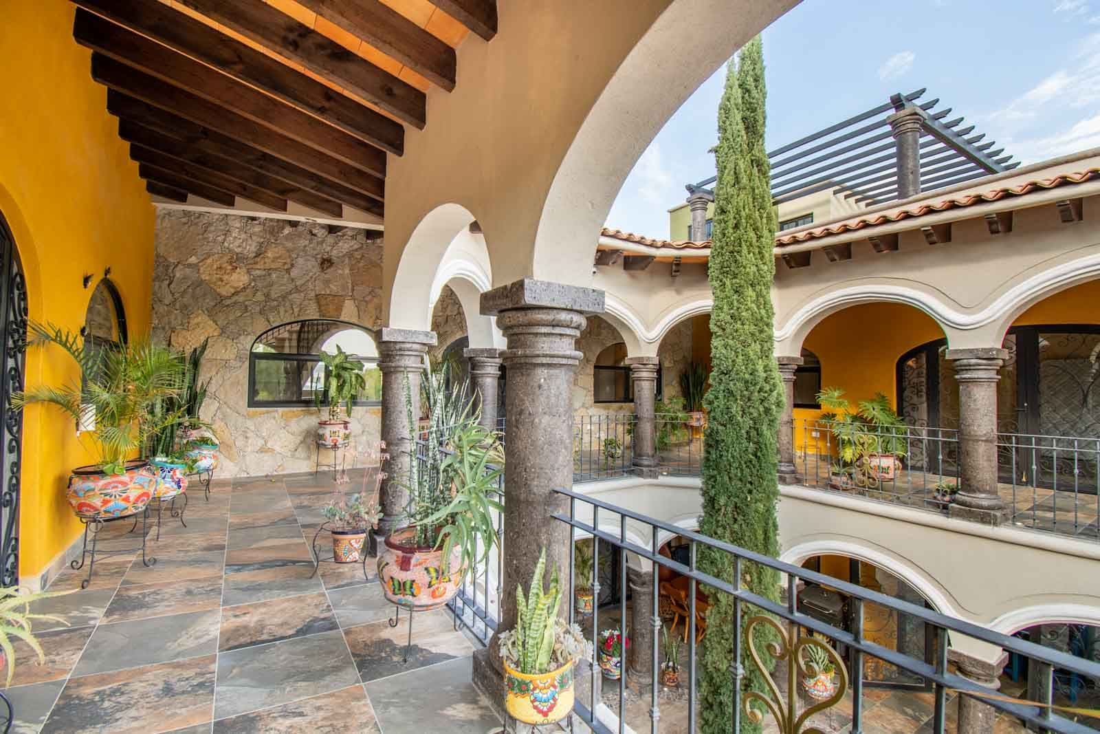 Casa Hacienda del Lago — Los Labradores, San Miguel de Allende — photo 25 — charming colonial courtyard with soaring arches