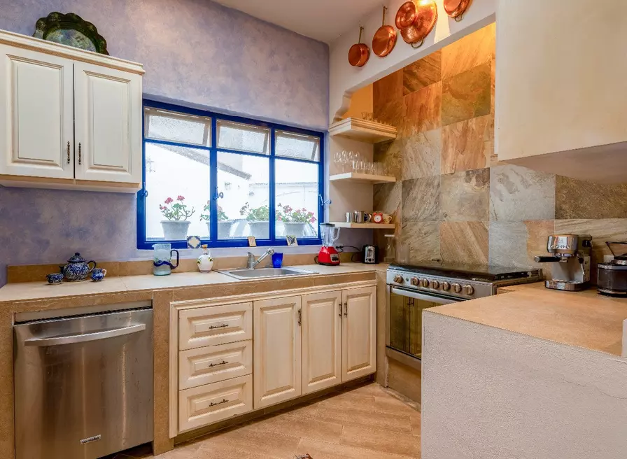 Casa Lenora — Atascadero (Arcos de San Miguel), San Miguel de Allende — photo 2 — charming traditional kitchen, abundant natural light