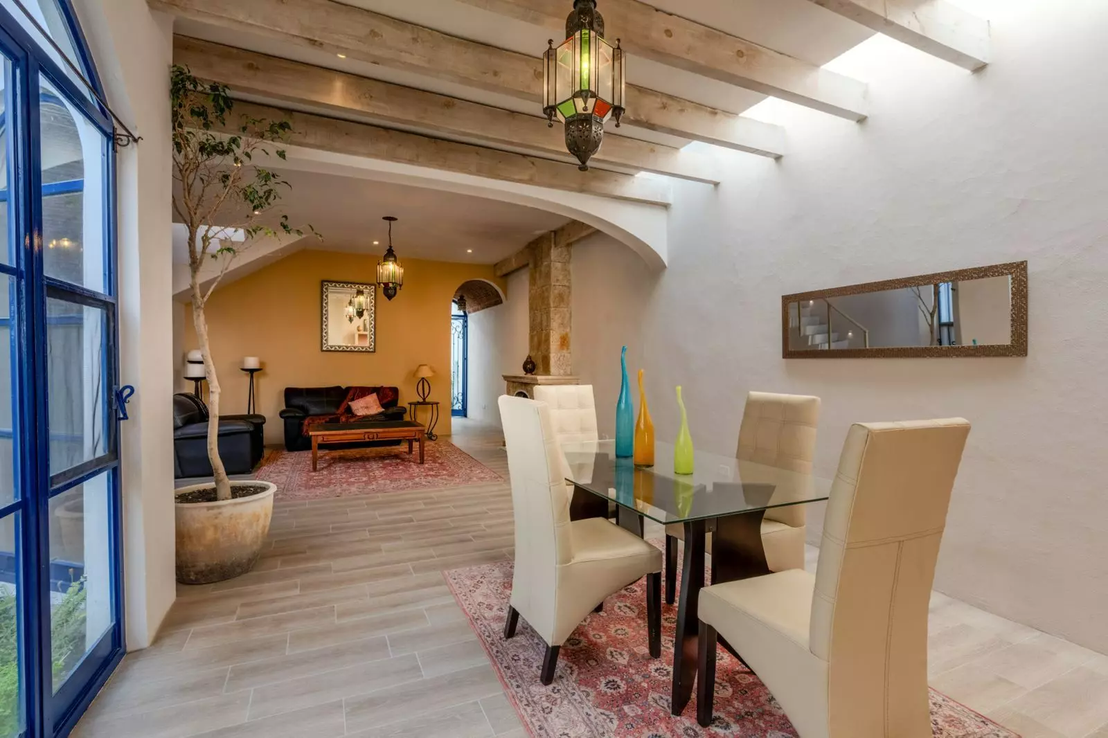 Casa Lenora — Atascadero (Arcos de San Miguel), San Miguel de Allende — photo 8 — sophisticated open living with soaring beams