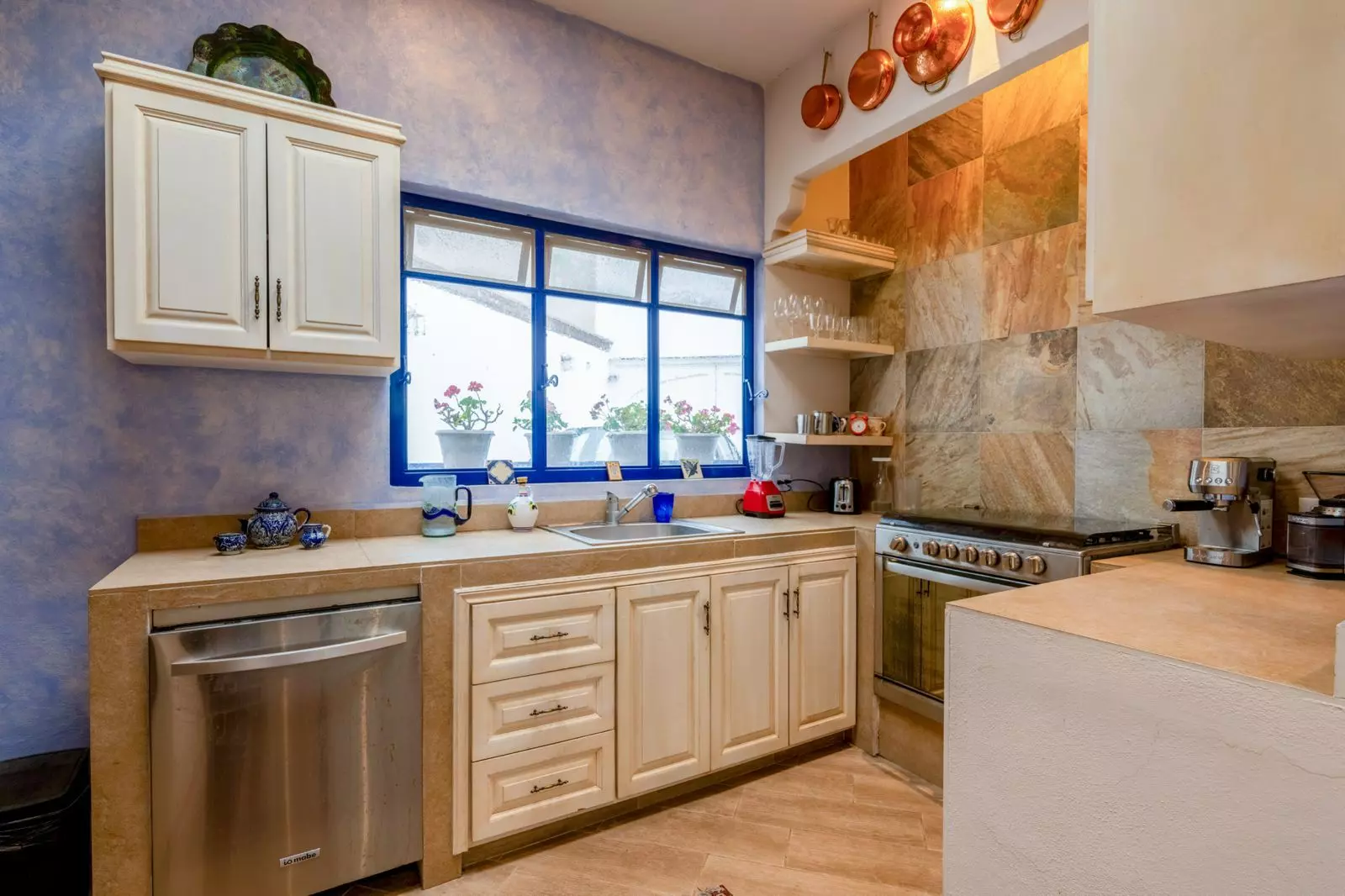 Casa Lenora — Atascadero (Arcos de San Miguel), San Miguel de Allende — photo 12 — charming traditional kitchen with azure accents