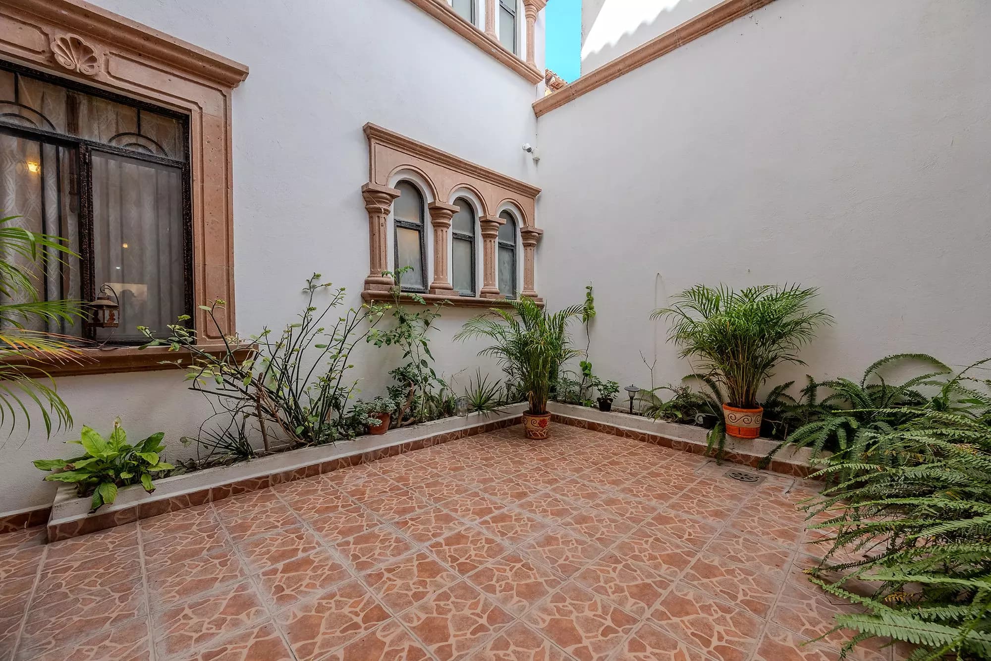 Casa Del Refugio — San Antonio, San Miguel de Allende — photo 16 — charming colonial courtyard with architectural details