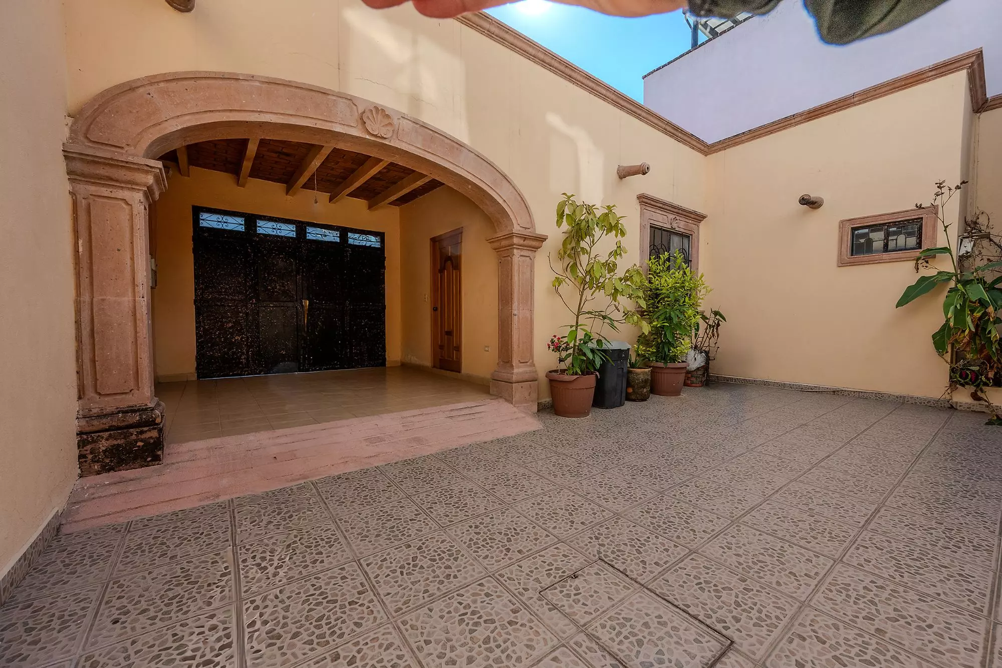Casa Del Refugio — San Antonio, San Miguel de Allende — photo 8 — charming colonial courtyard with architectural details