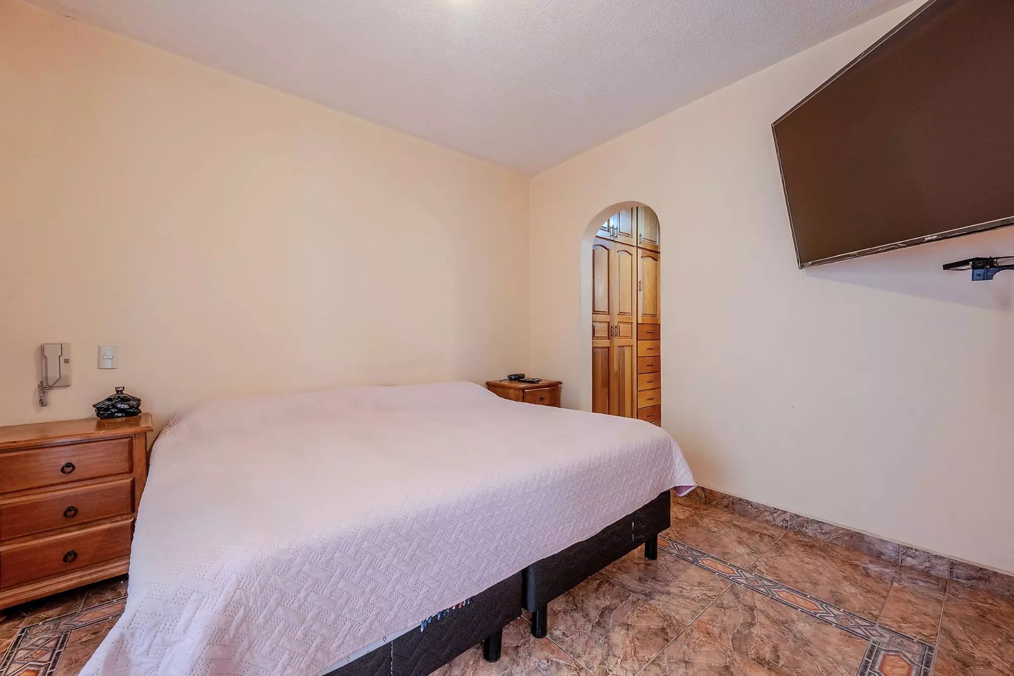 Casa Del Refugio — San Antonio, San Miguel de Allende — photo 24 — serene bedroom with charming arched doorway