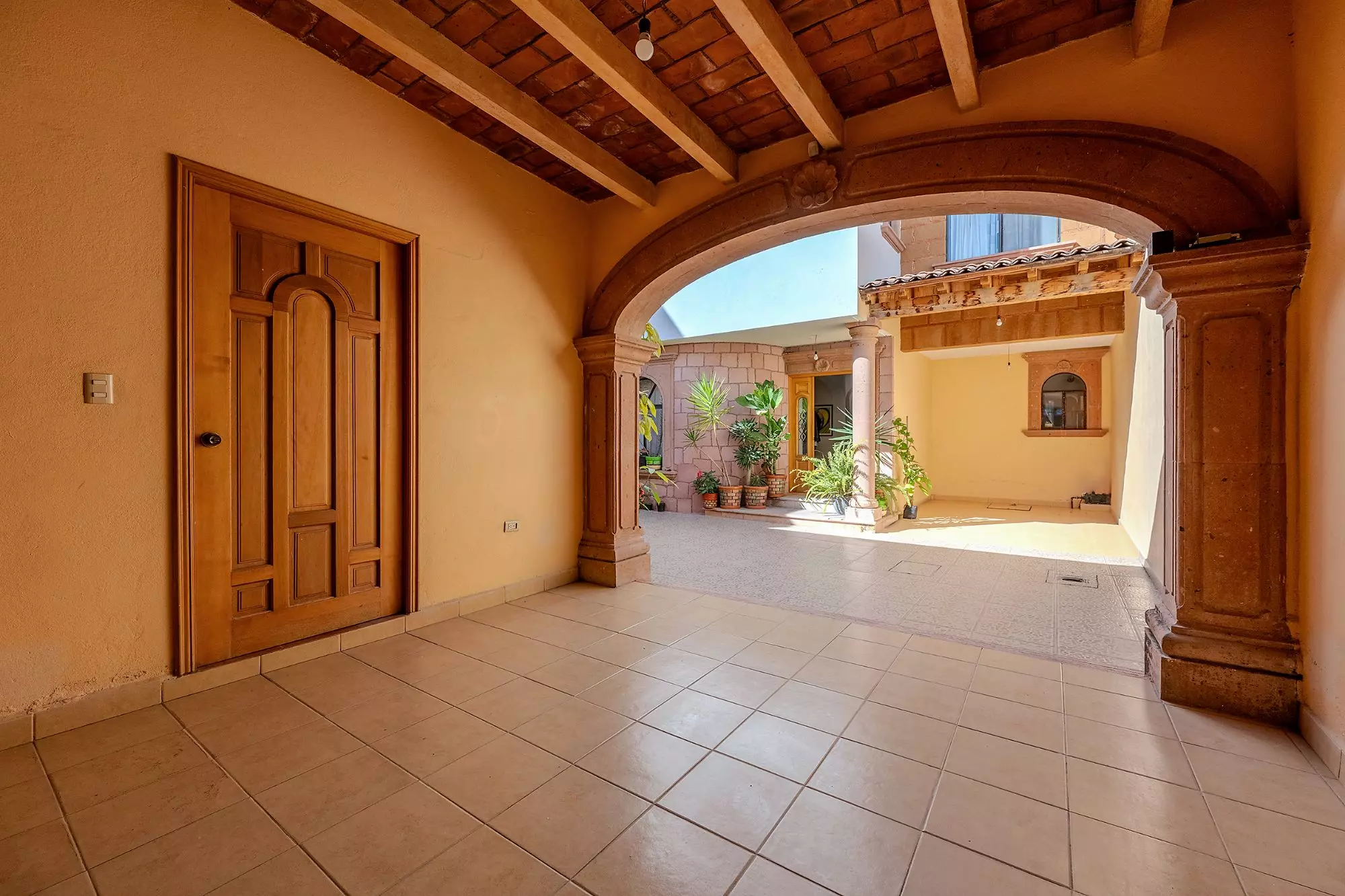 Casa Del Refugio — San Antonio, San Miguel de Allende — photo 7 — sunlit colonial archway, authentic charm
