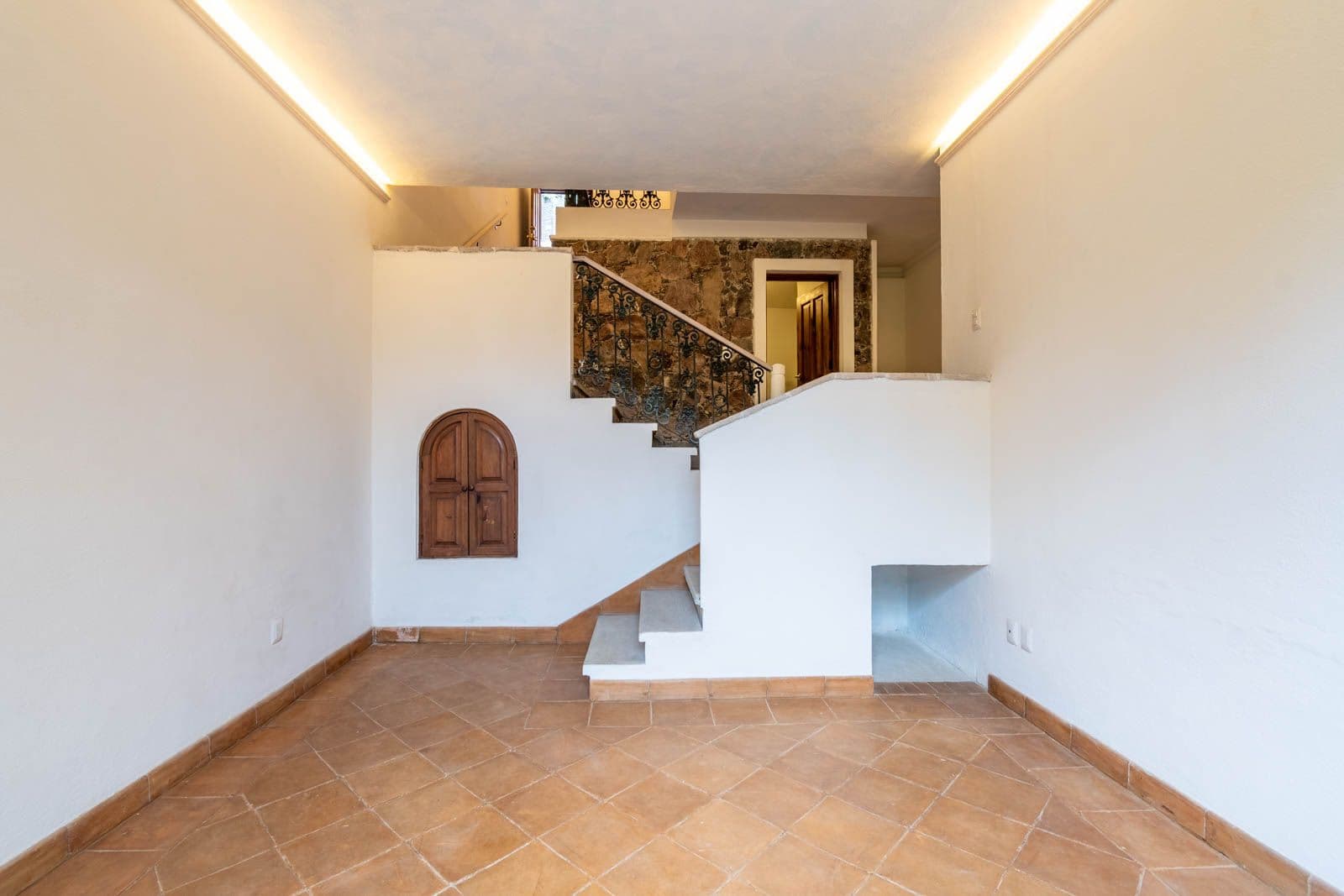 Santo Domingo Condo 3C — Centro, San Miguel de Allende — photo 17 — soaring ceilings, architectural charm awaits