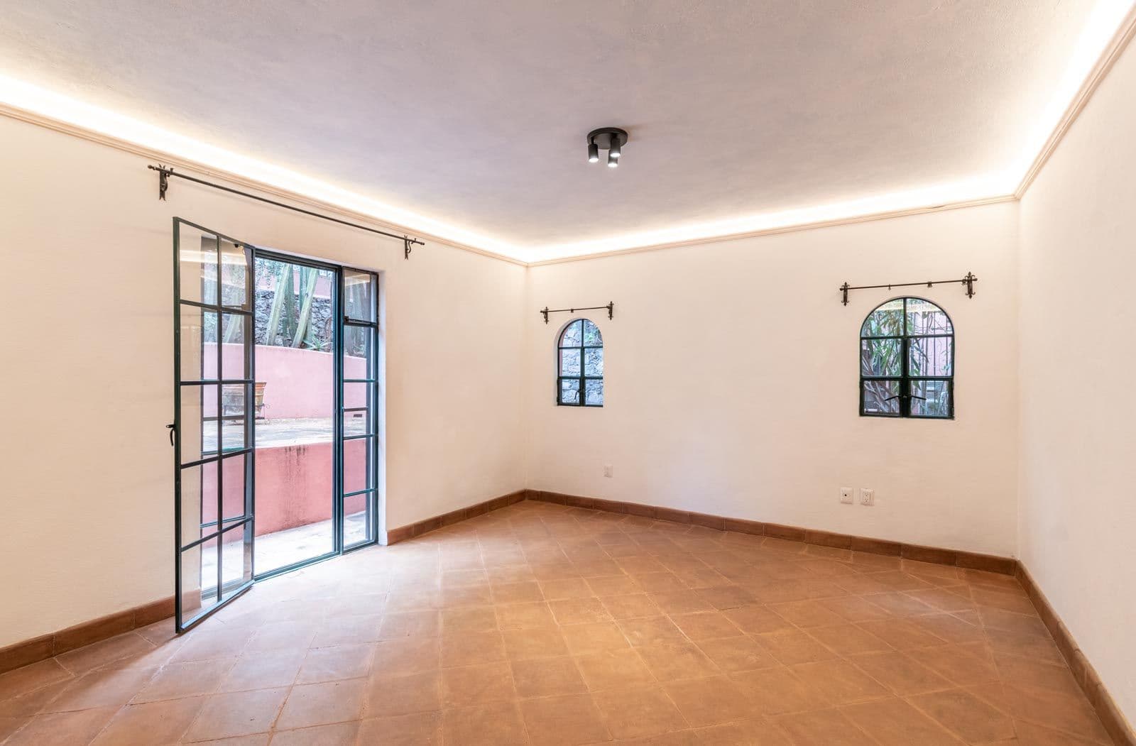 Santo Domingo Condo 3C — Centro, San Miguel de Allende — photo 10 — luminous room, soaring ceilings, architectural charm