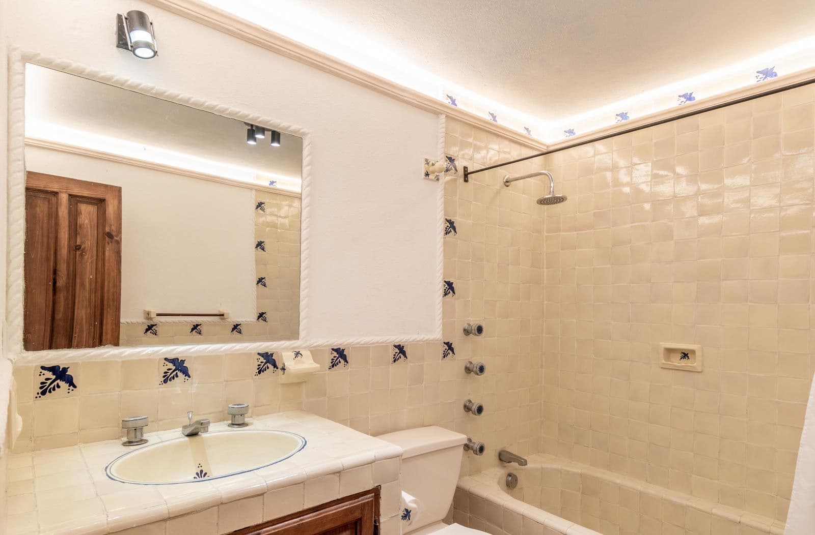 Santo Domingo Condo 3C — Centro, San Miguel de Allende — photo 9 — bright, charming spa-inspired bathroom