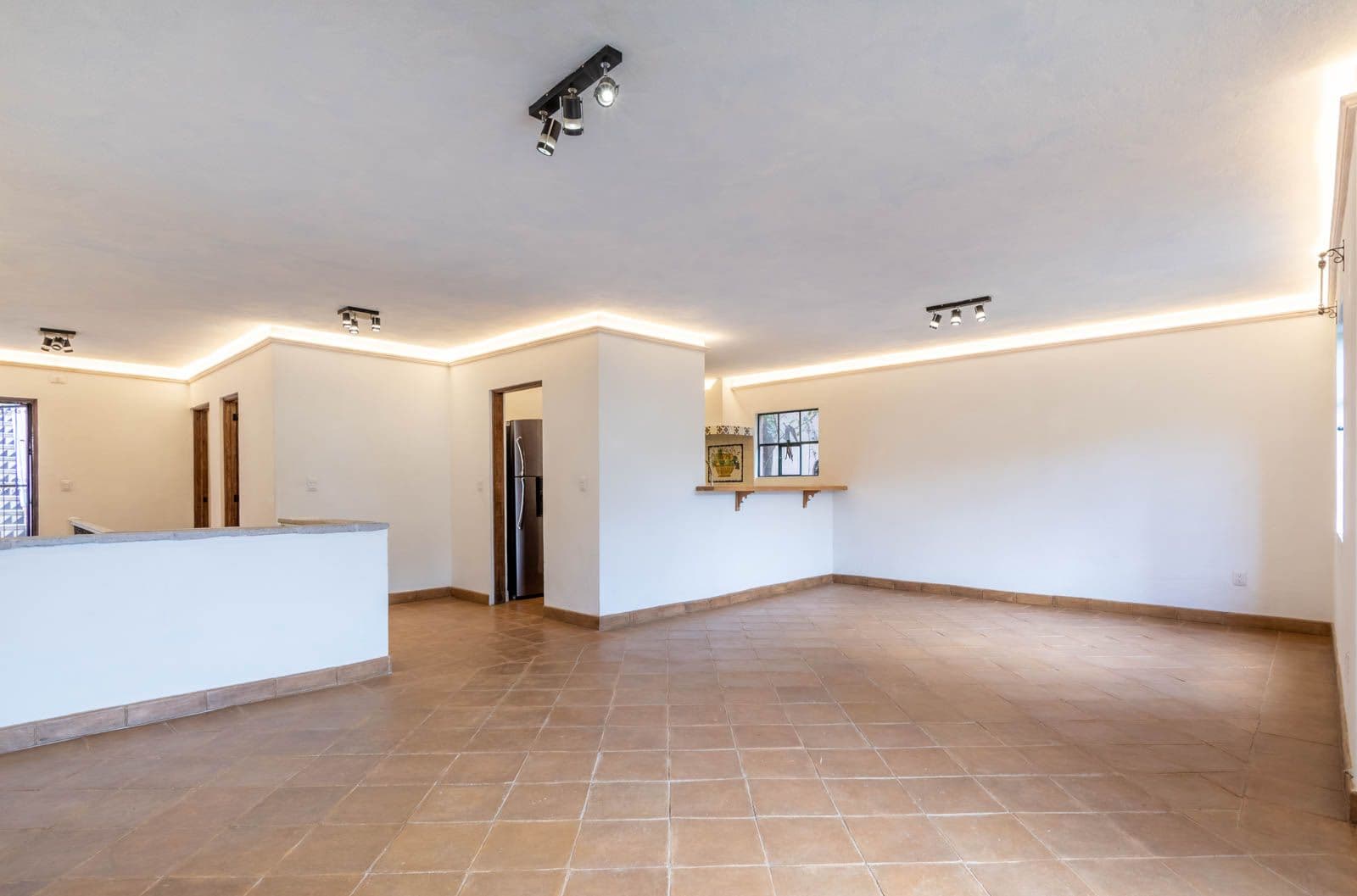 Santo Domingo Condo 3C — Centro, San Miguel de Allende — photo 5 — radiant open-concept living space