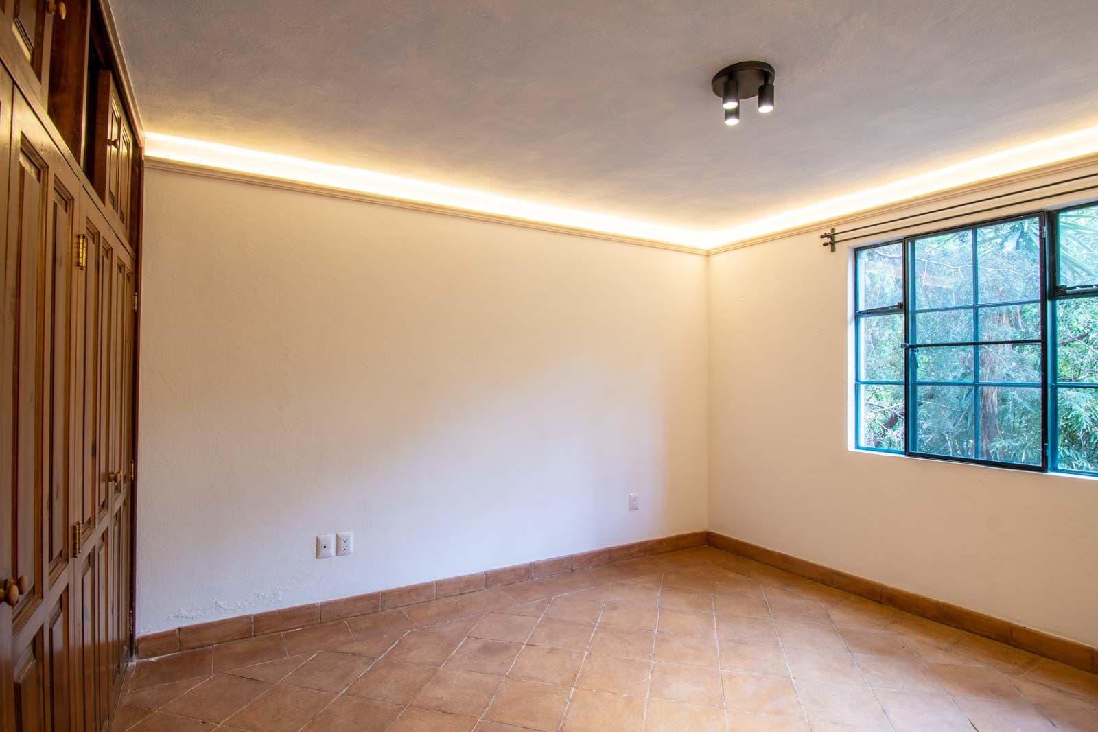 Santo Domingo Condo 3C — Centro, San Miguel de Allende — photo 14 — luminous bedroom with scenic garden views