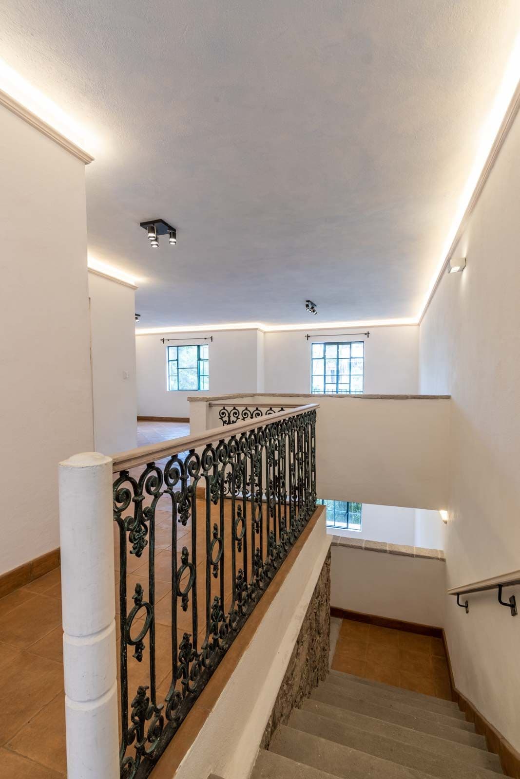 Santo Domingo Condo 3C — Centro, San Miguel de Allende — photo 4 — elegant staircase with ornate ironwork details