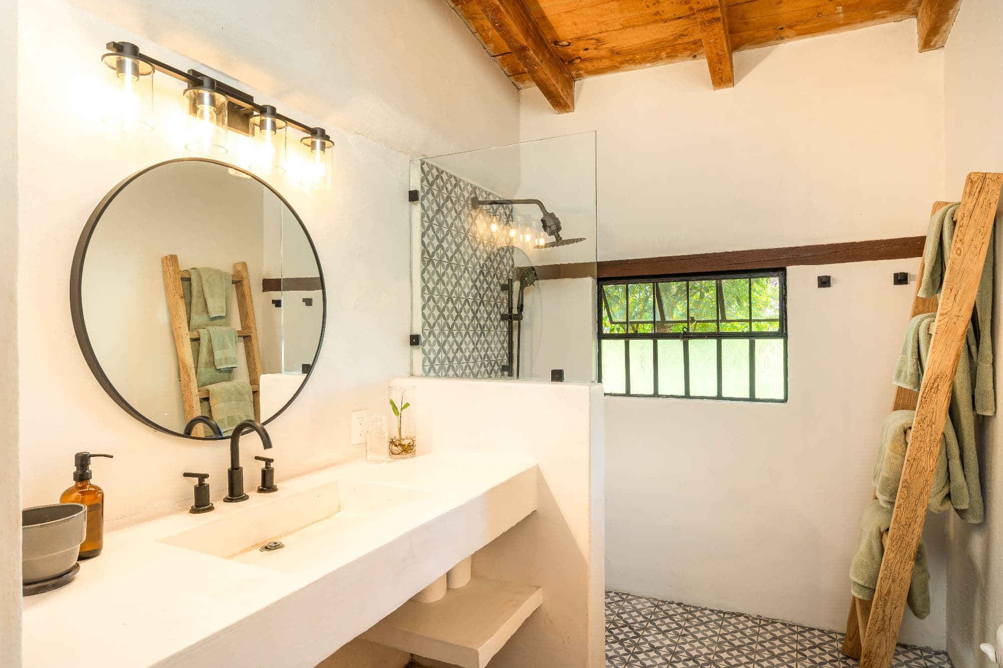 Ranchito Tierra y Cielo — Xote Area, San Miguel de Allende — photo 17 — spa-like primary bath with rustic beams