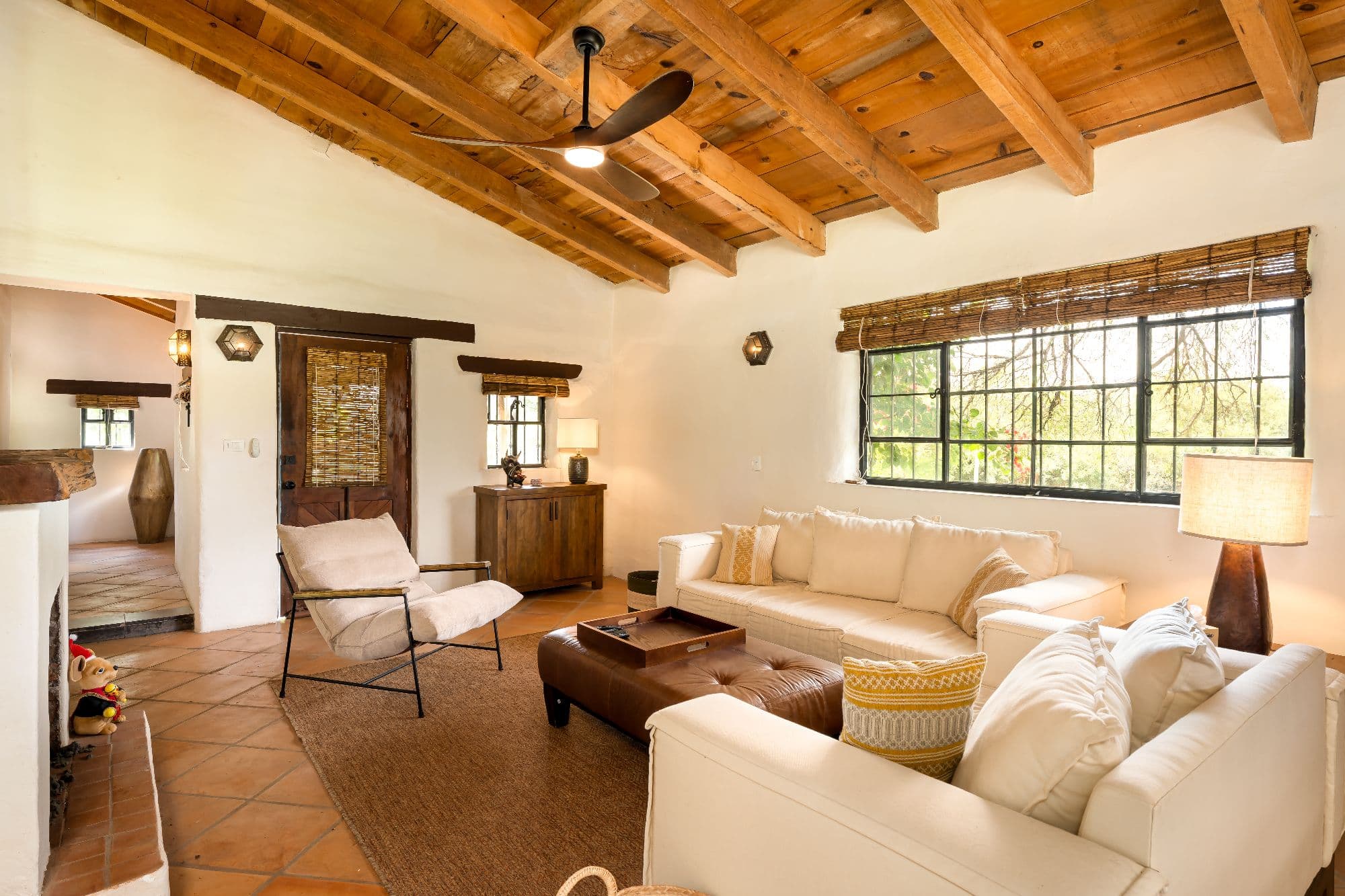 Ranchito Tierra y Cielo — Xote Area, San Miguel de Allende — photo 3 — rustic-elegant living with soaring beams